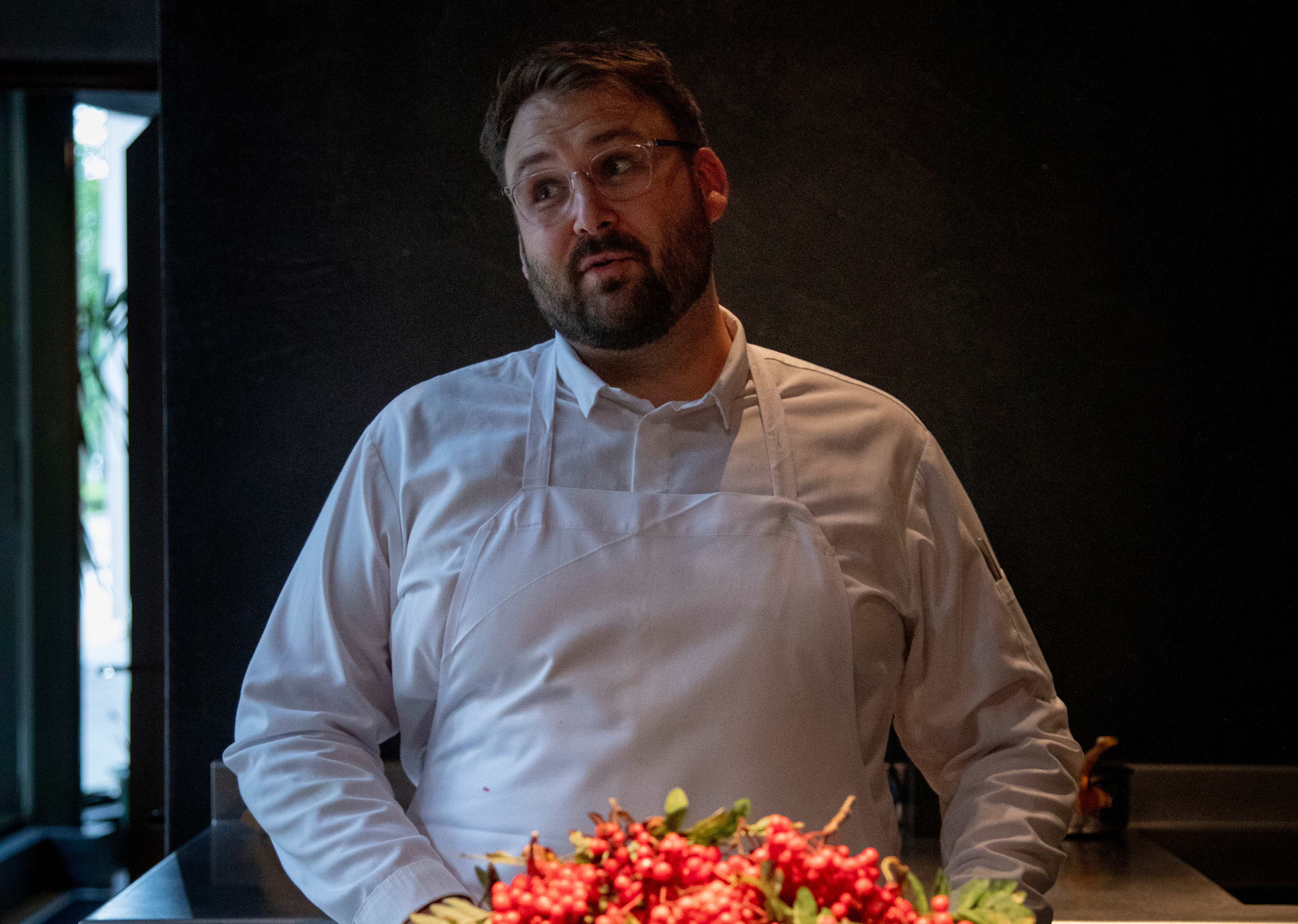 Jay Boyle foran en meget høstlig ingrediens, nemlig rognebær.