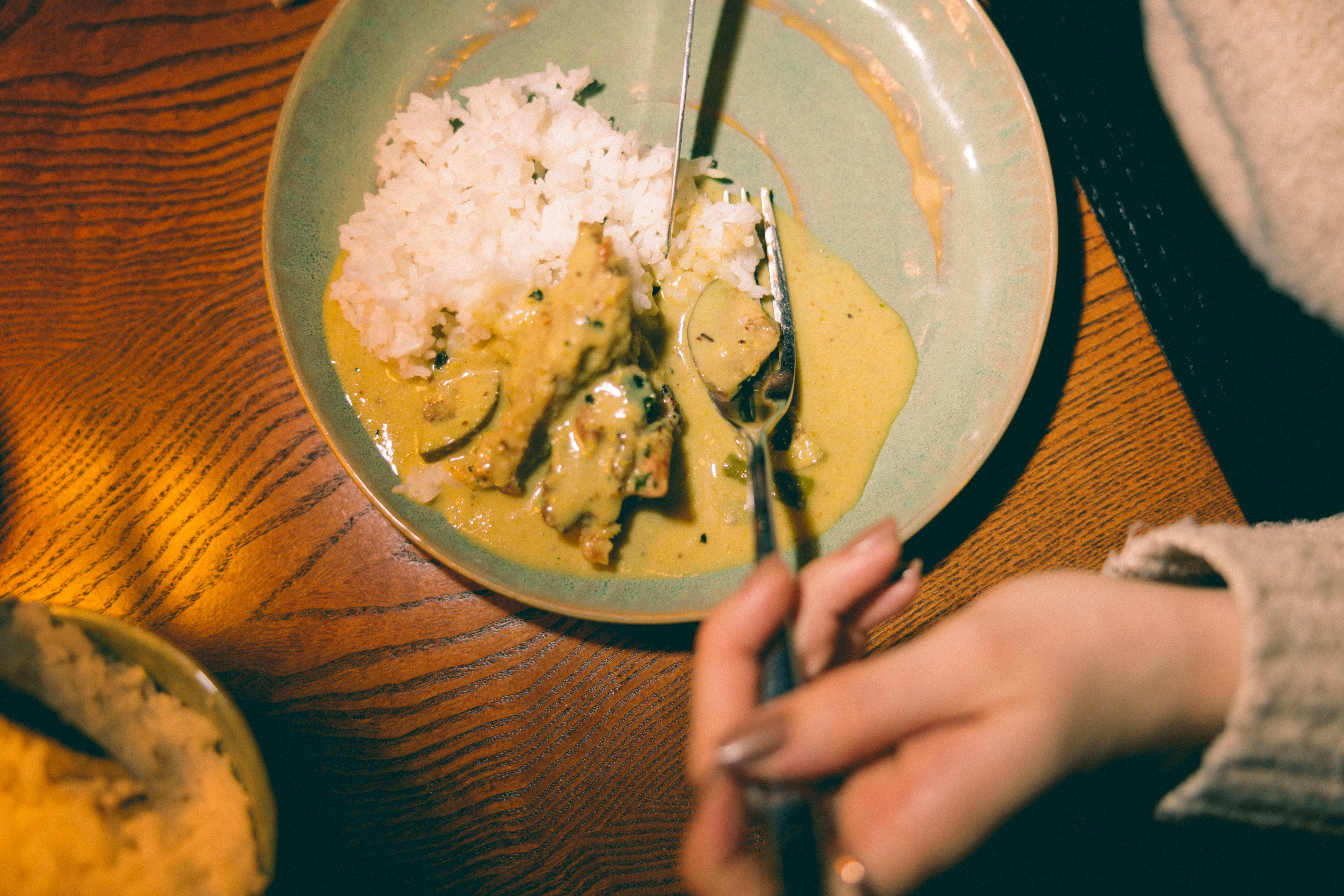 Curryen, kaeng på thai, har en helt sentral rolle i det thailandske kjøkkenet. Skal man kalle seg thairestaurant, bør man får til den. 