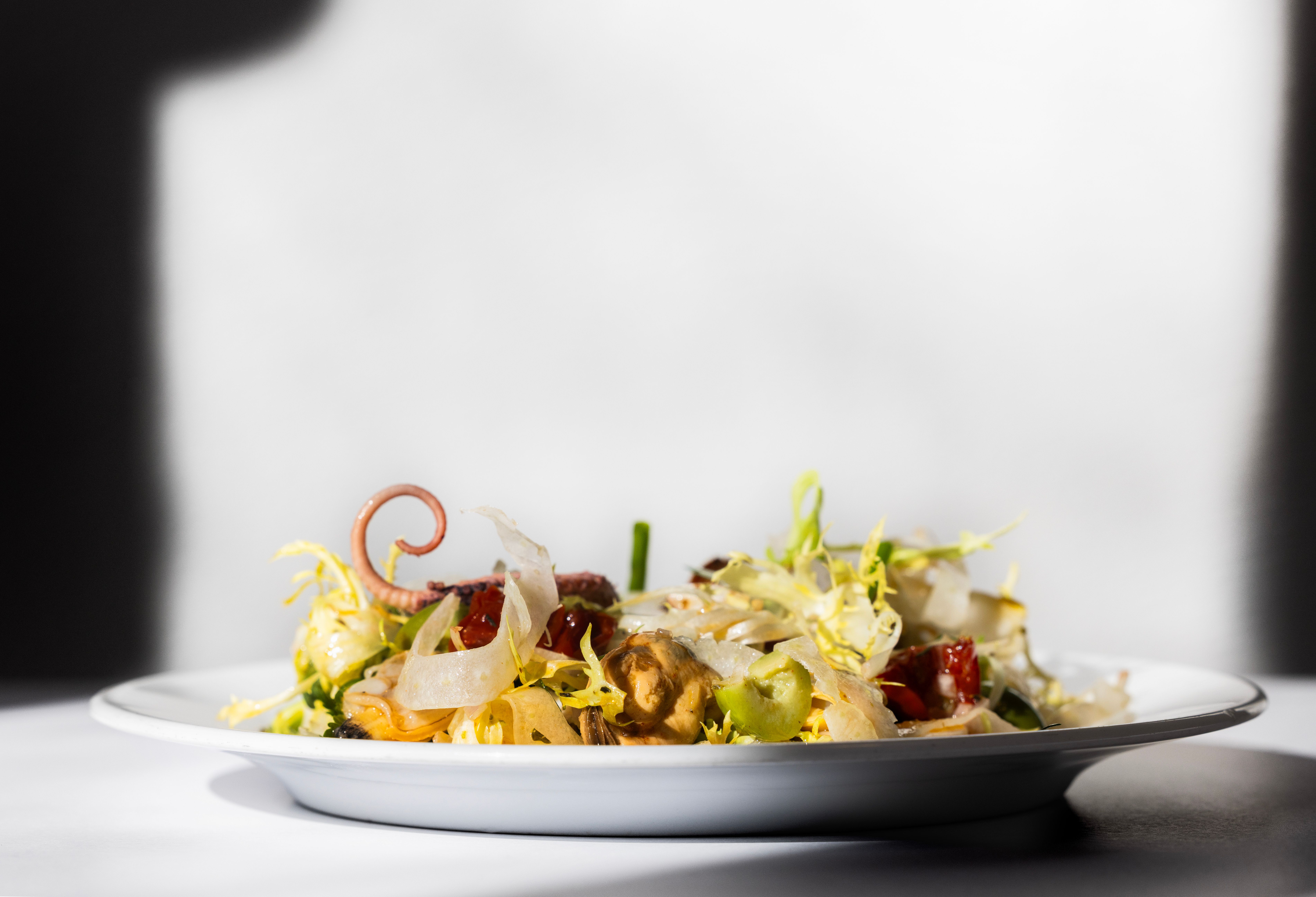 Nydelig sjømatsalat med knivskjell, blekksprut og blåskjell.