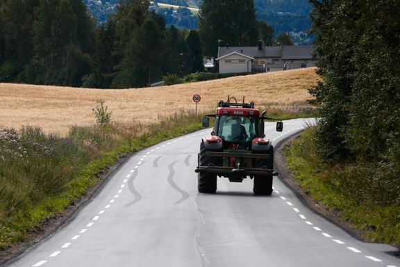  Veivesenet ber bønder frakte traktoren på lastebil 
