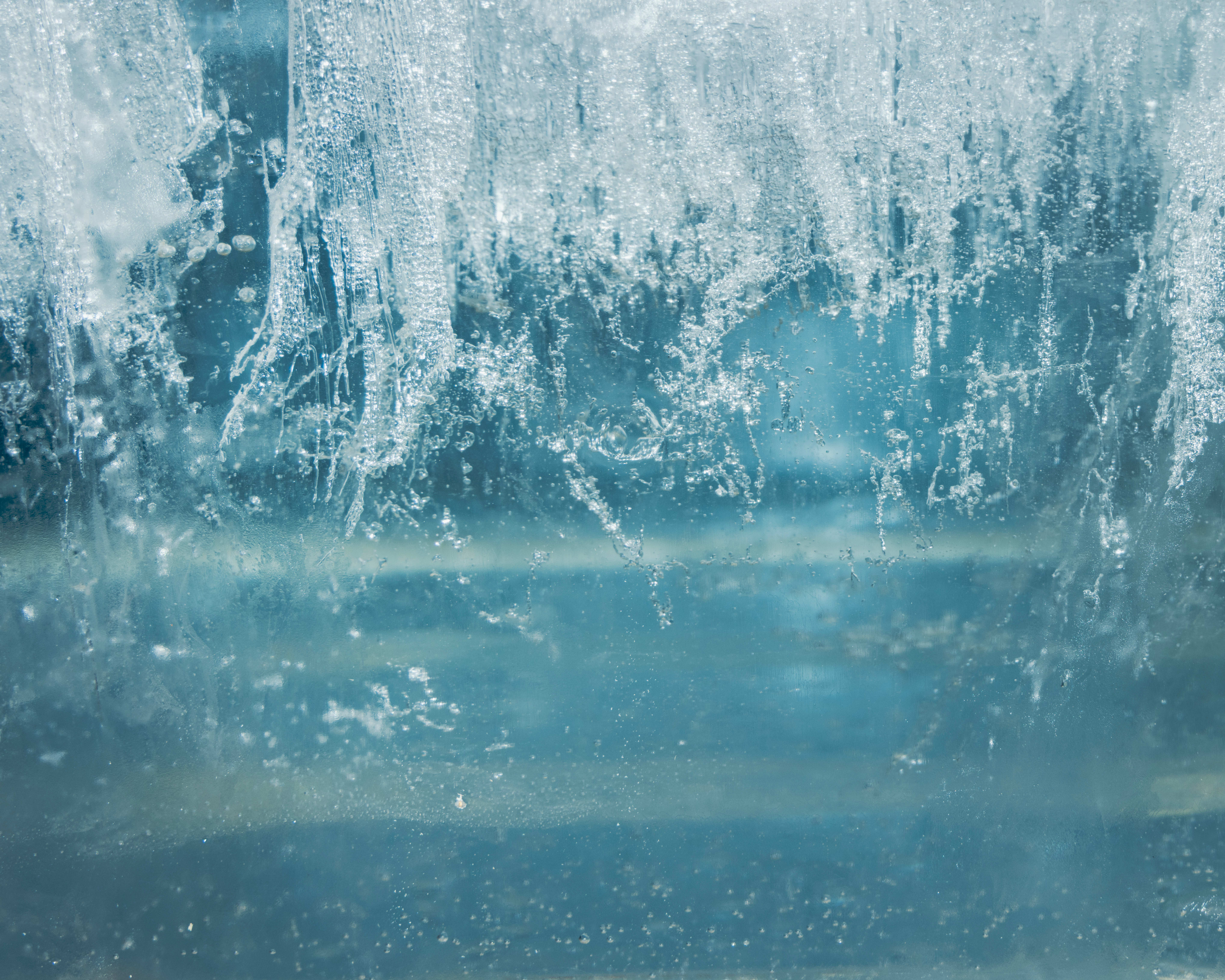 En typisk forskjell på maskinis og naturris er naturlige sprekker, mer liv og dybde i isen.