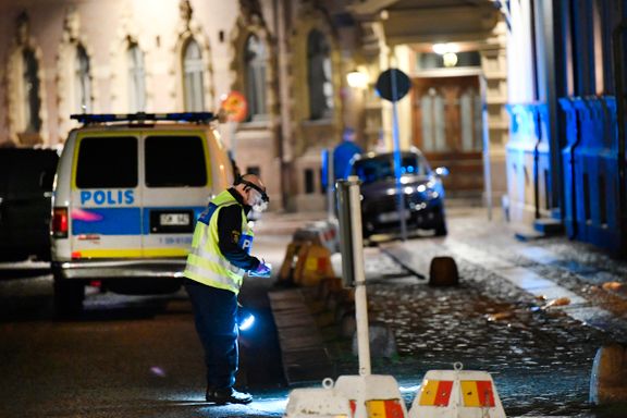Sjokk og avsky etter at maskerte personer kastet brannbomber mot den jødiske synagogen i Göteborg.  