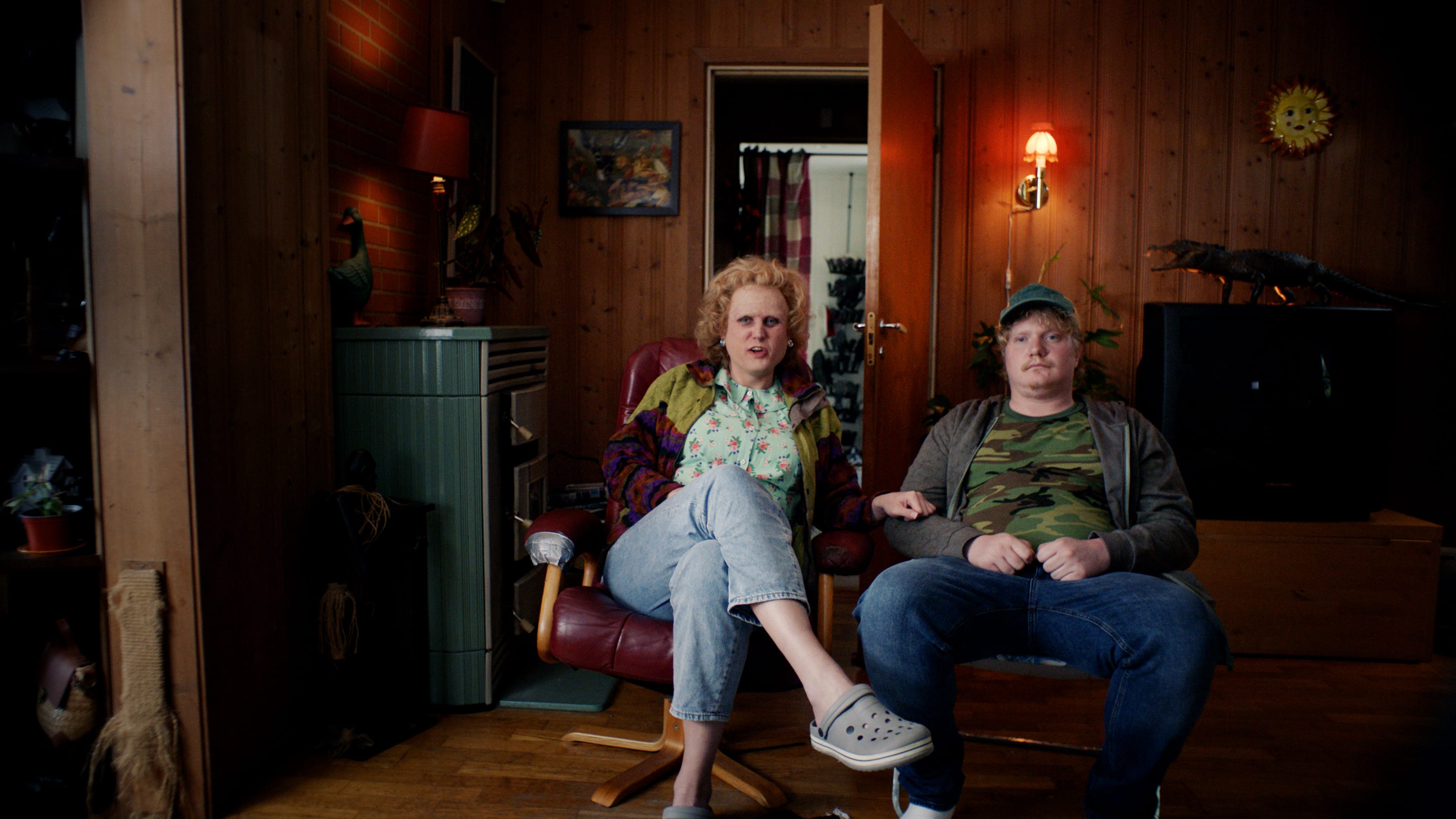 Ole Glenn Averøy (Andreas Larsen) og moren Barbara (Kevin Vågenes) har vært utstøtt i bygda, etter at han ble forhåndsdømt som Solveigs drapsmann. 