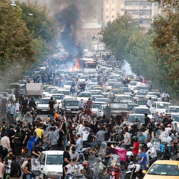 «Begynnelsen på slutten.» Nye masseprotester i Iran lørdag.