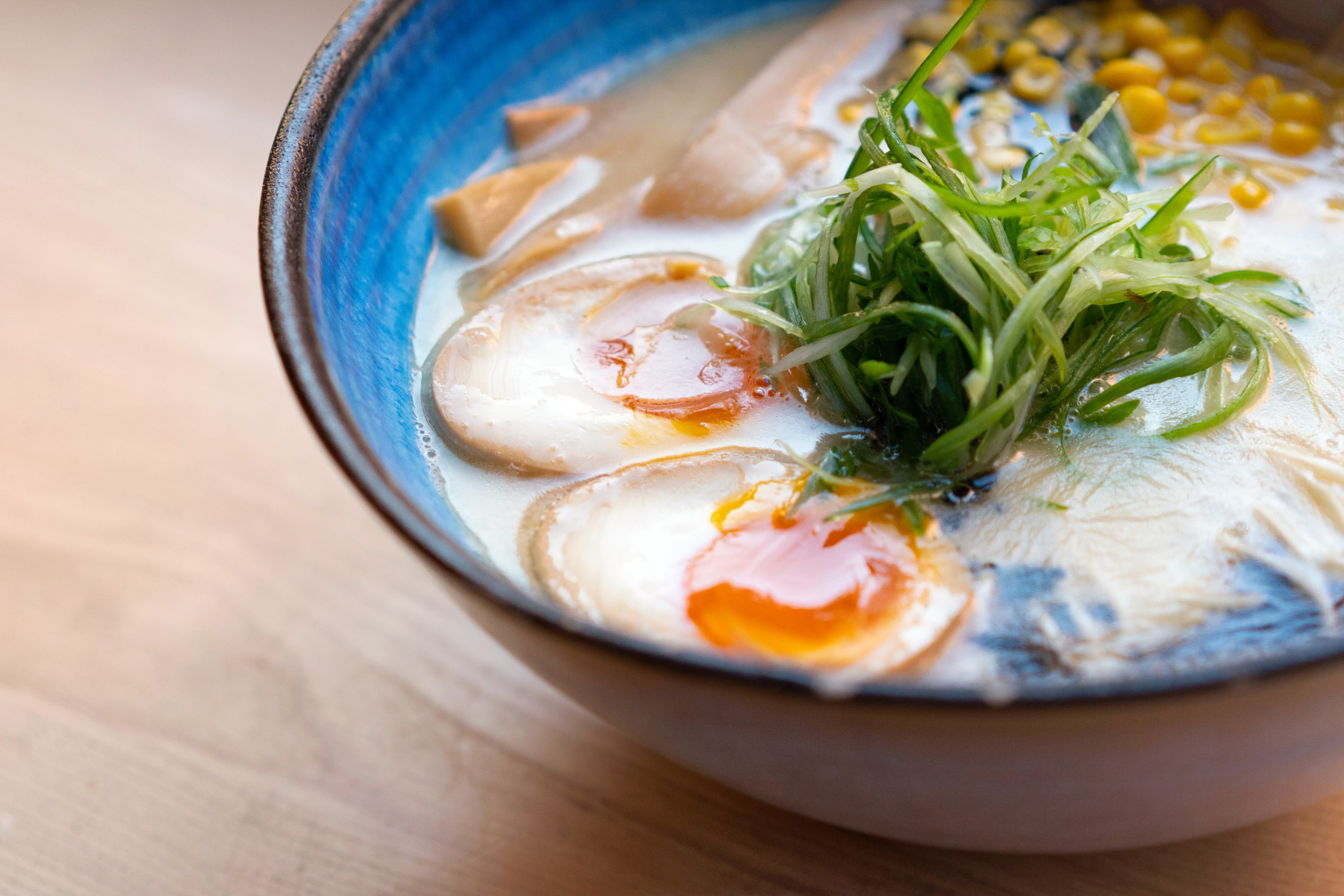 Tonkotsu-ramen med svinekjøtt, maiskorn, egg, vårløk og bambusskudd. 