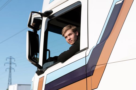 Norge mangler tusenvis av lastebilsjåfører. Denne 21-åringen har en teori om hvorfor.