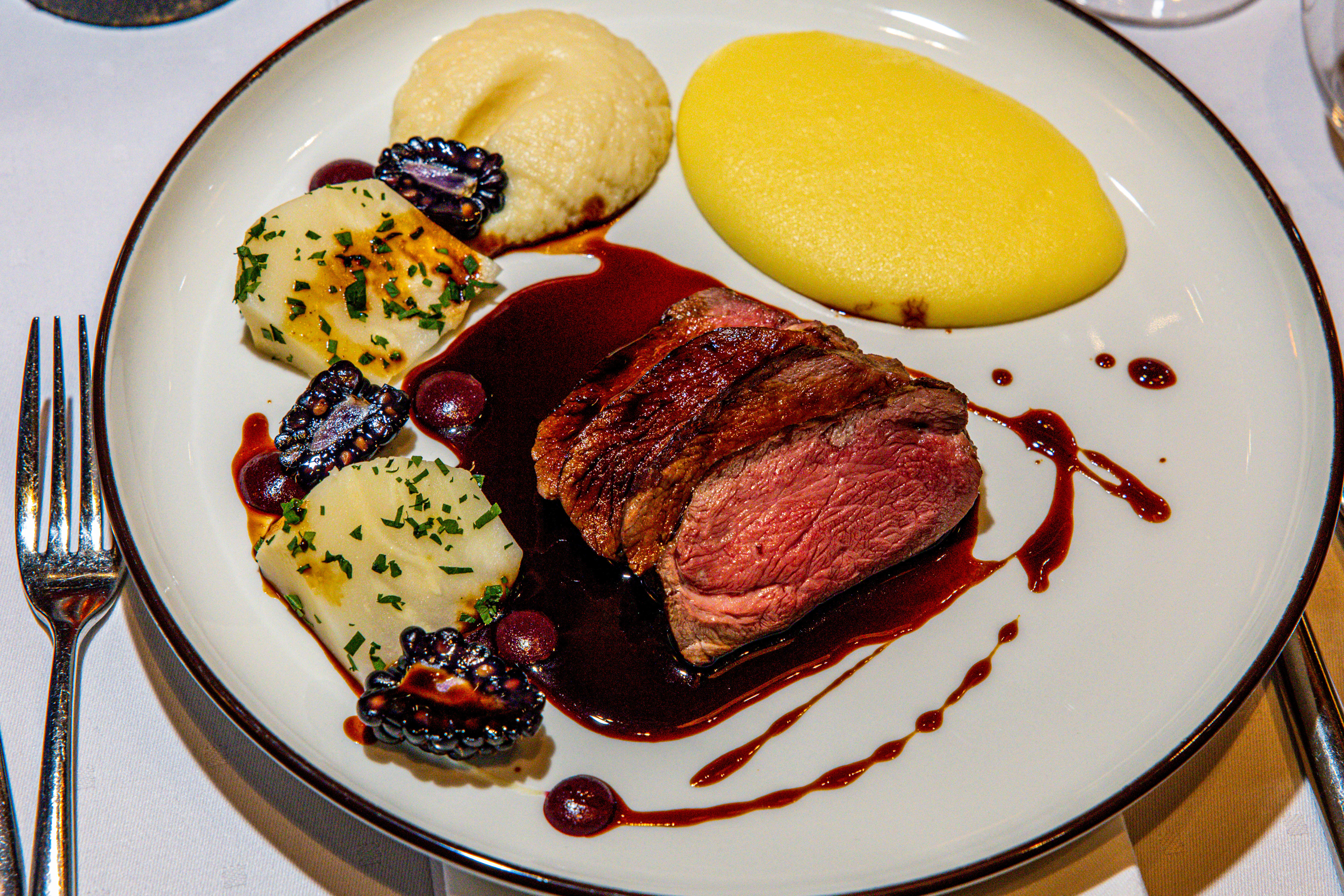 Hjorten kommer på klassisk, trygt og forutsigbart vis. Ja, serveringen er nesten på grensen til kitsch.