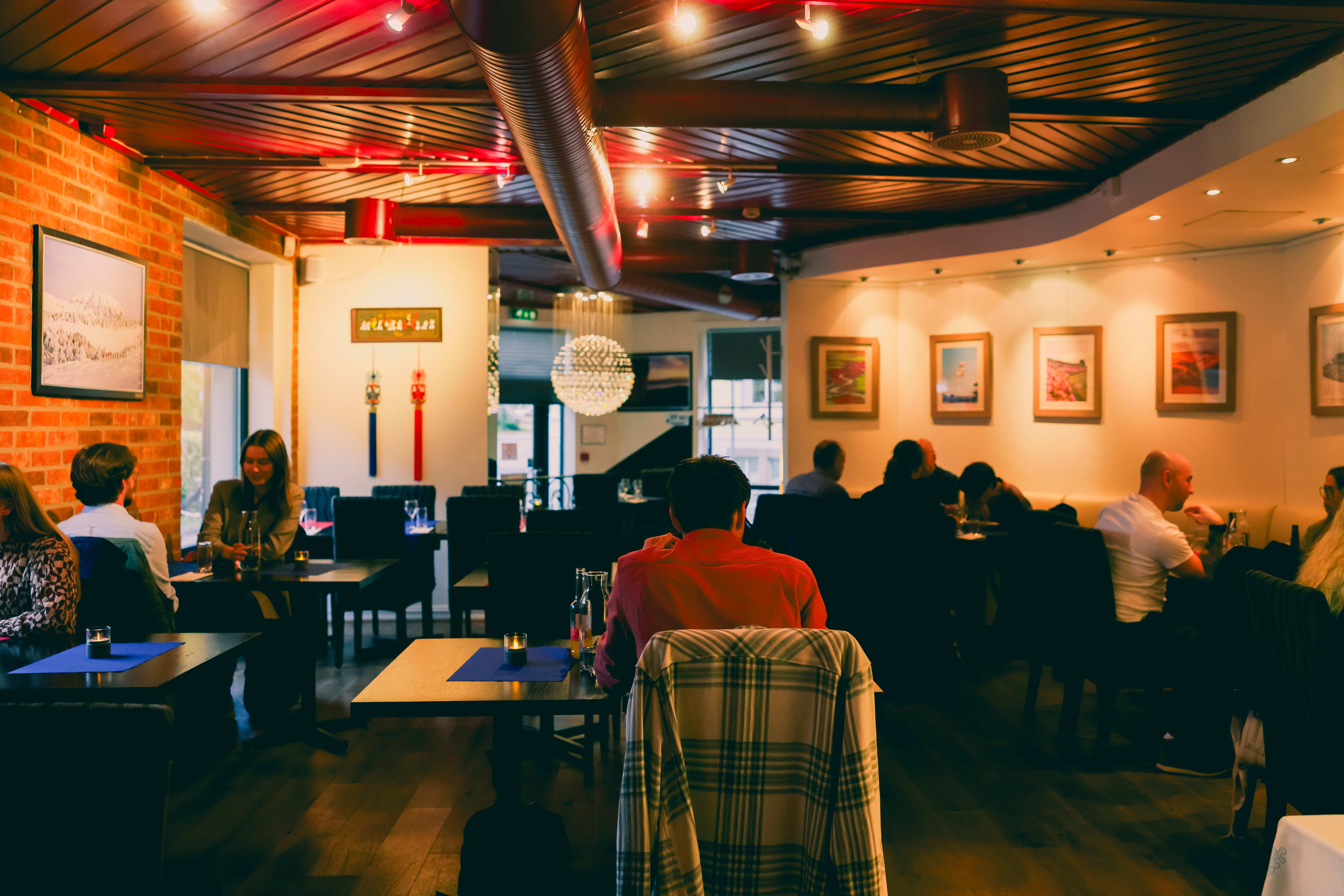 Enkelt interiør med rødt tak. 