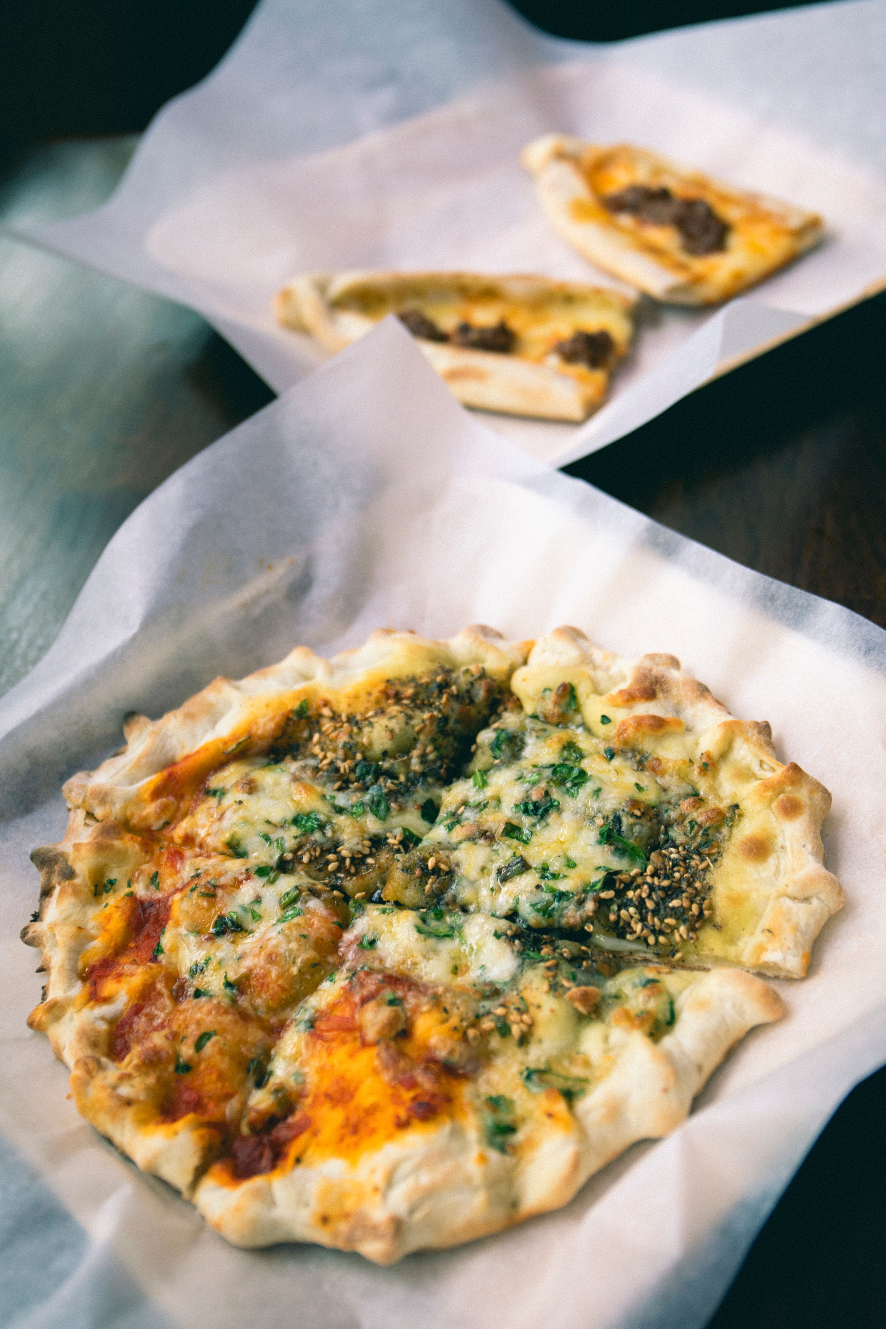 Lahmajun i front og båtformet pide bak.