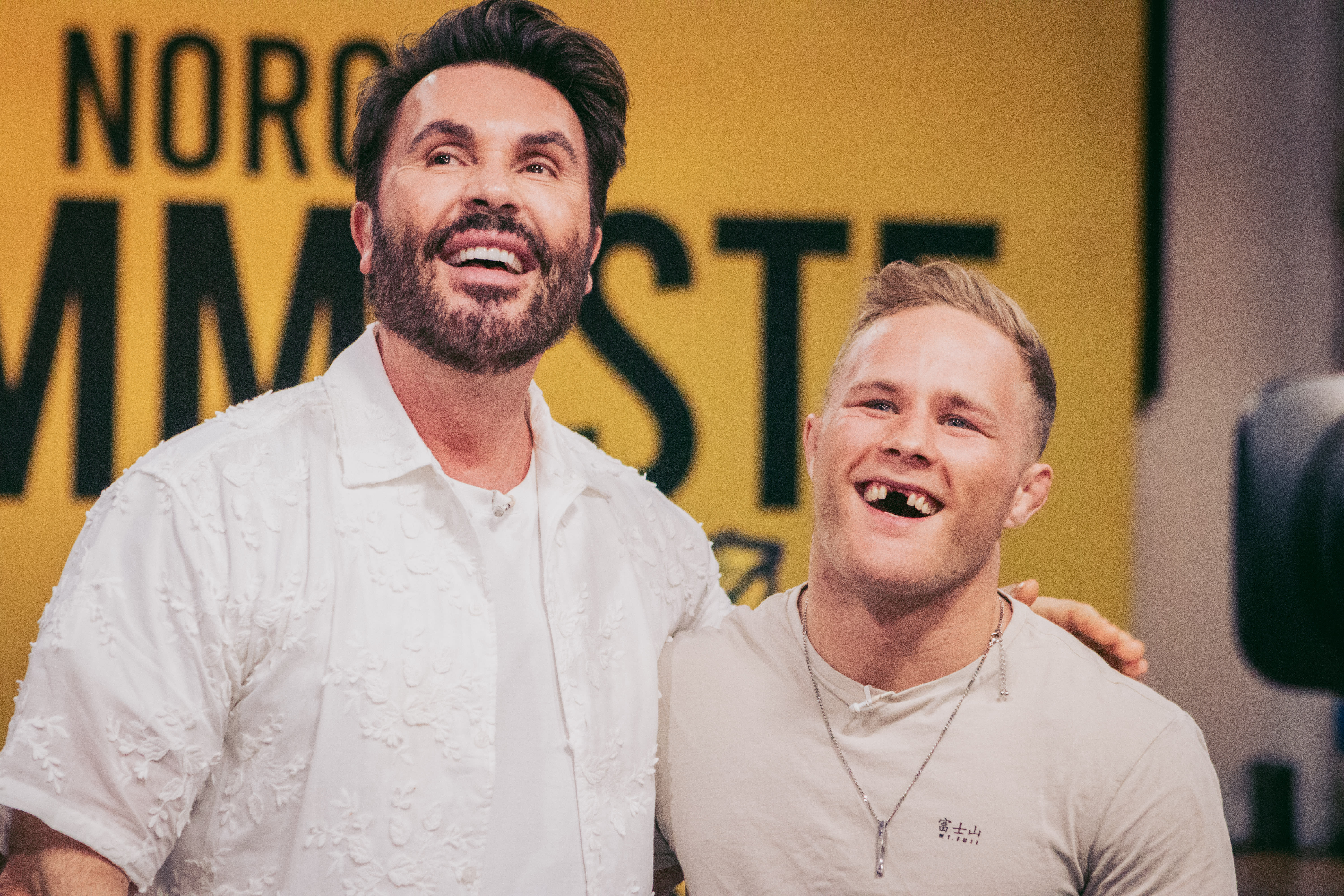 Programlederne, Einar Tørnquist og Jan Thomas (t.v.) er myndige og muntre. Bryter Morten Thoresen (t.h.). 