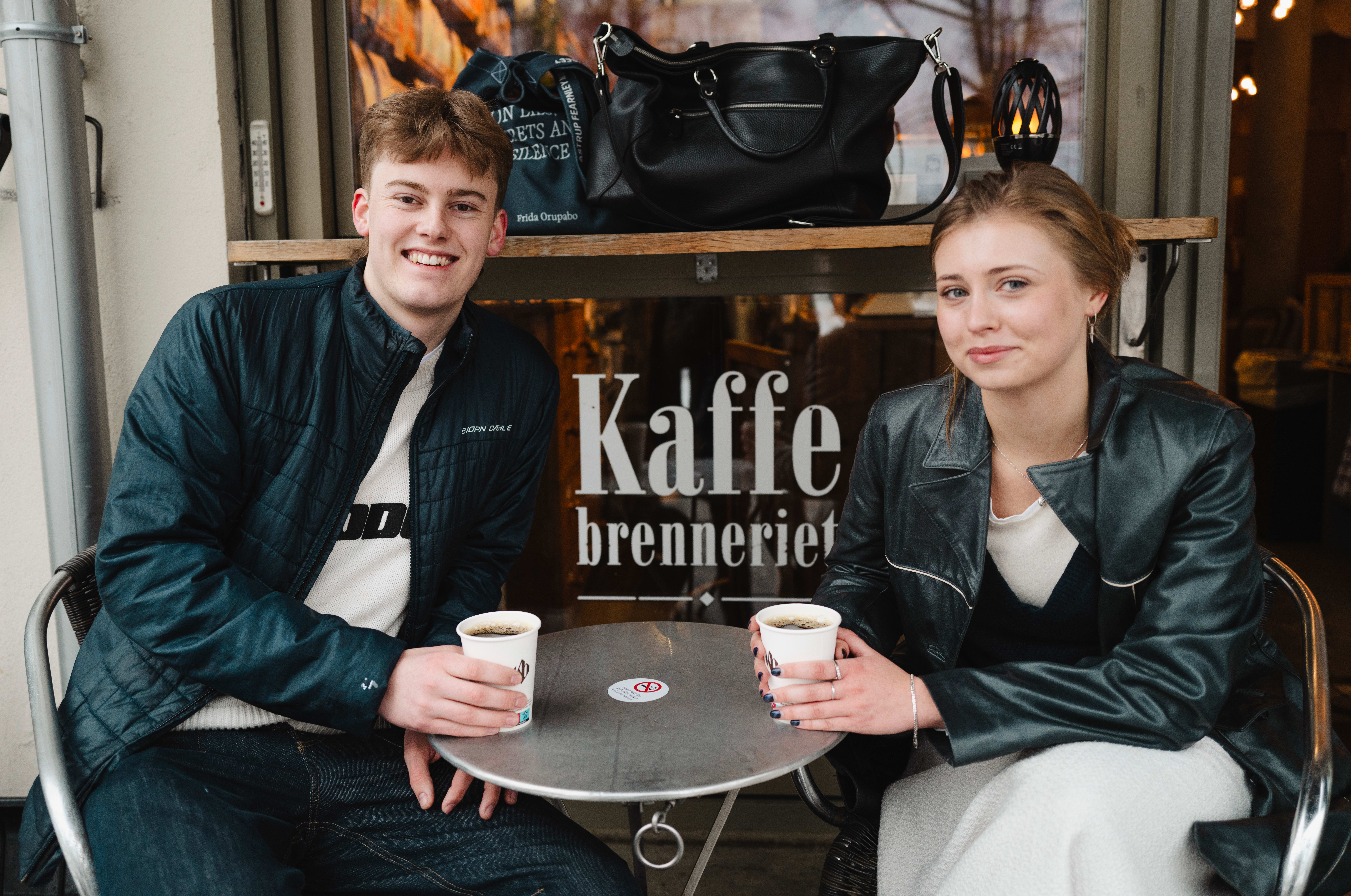 Jørgen Brun og Ingebjørn Bjørnarå tar en pause fra studiene på Einar Granum Kunstfagskole.