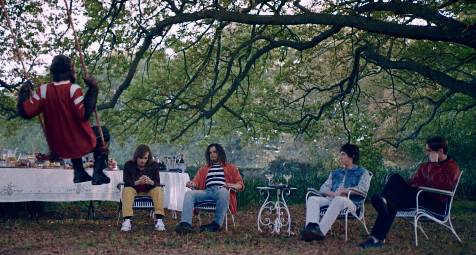 Artisten Robbie Williams spilles i hele filmen av en digital sjimpanse. Alle andre i filmen spilles av mennesker. Her er Take That samlet for å sparke Williams ut av bandet.