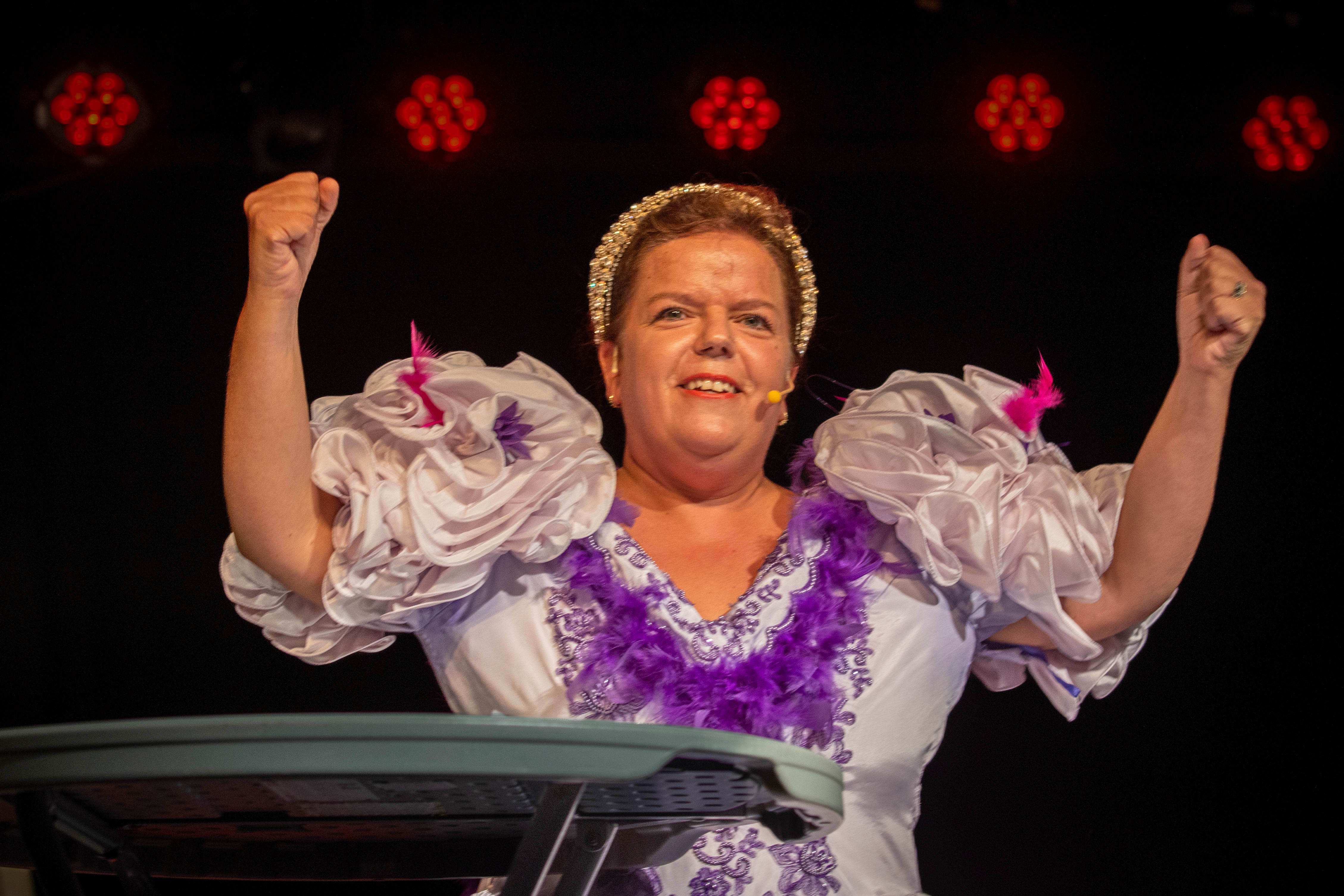 Allerede i sommer begynte Else Kåss Furuseth å varme opp i brudekjole for Arendalsuka-publikummet. 