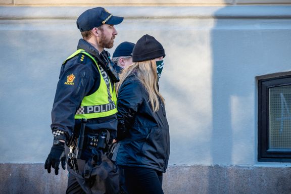 Trekker seg etter avsløring om at samboeren demonstrerte med nynazister i Oslo