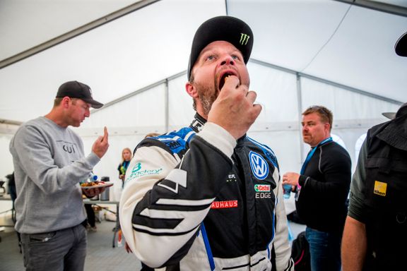 Bildegalleri: Her feirer Petter Solberg med vafler etter tredjeplassen
