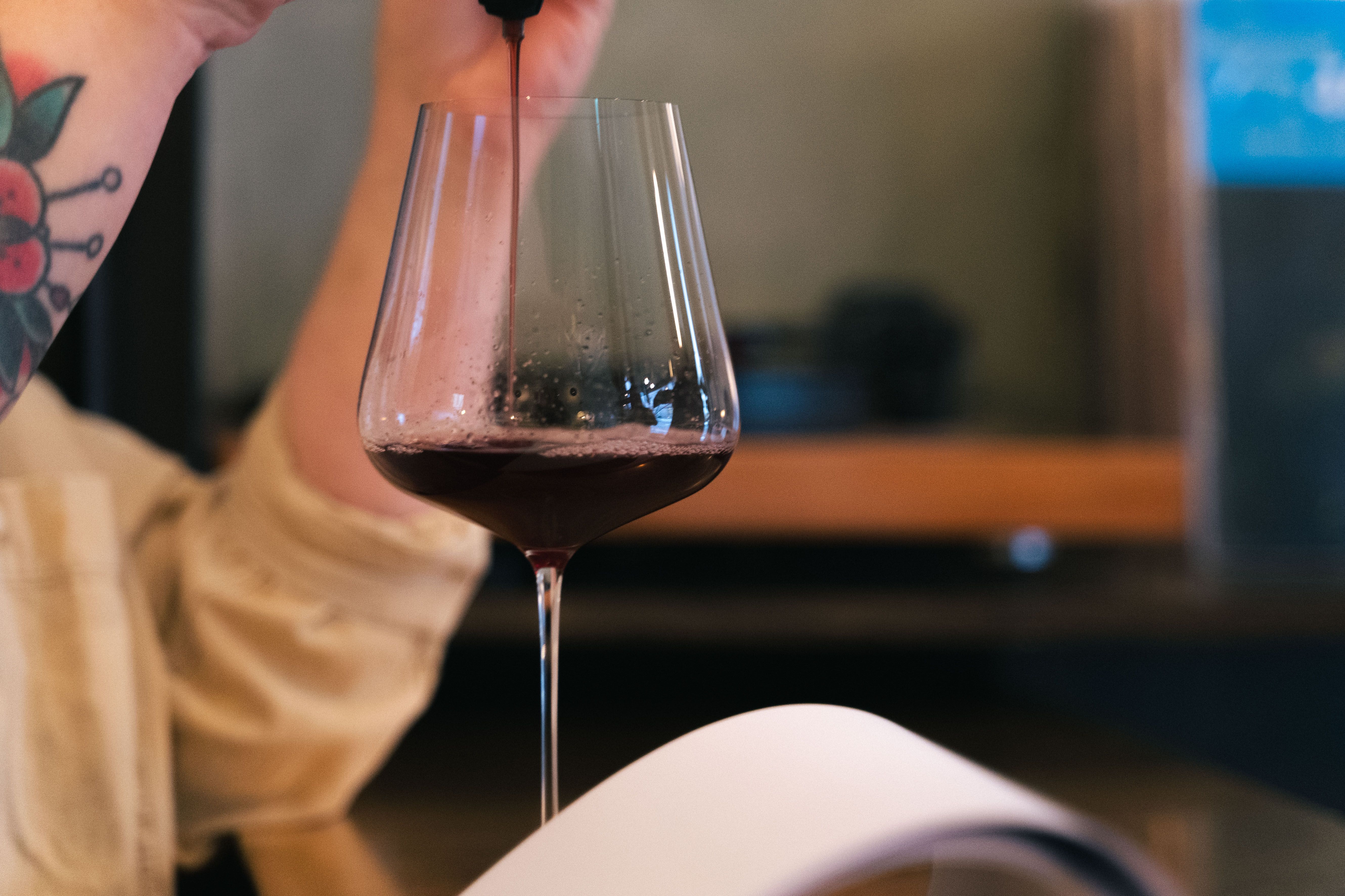 Er det bare oss, eller er vin på restaurant plutselig blitt veldig dyrt?