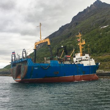 Russisk båt med 35 personer om bord har grunnstøtt i Troms