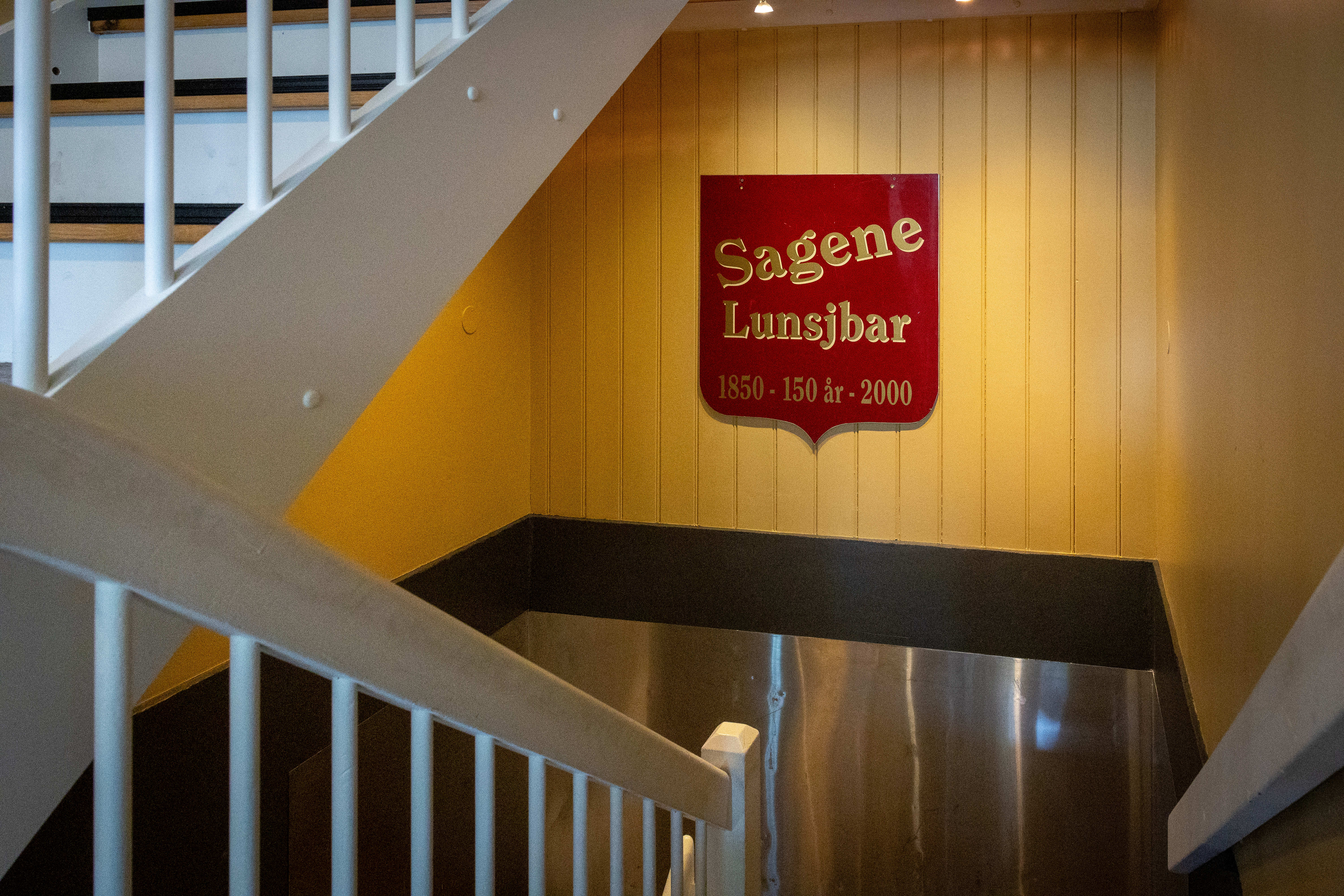 Det gamle skiltet har fått bli.