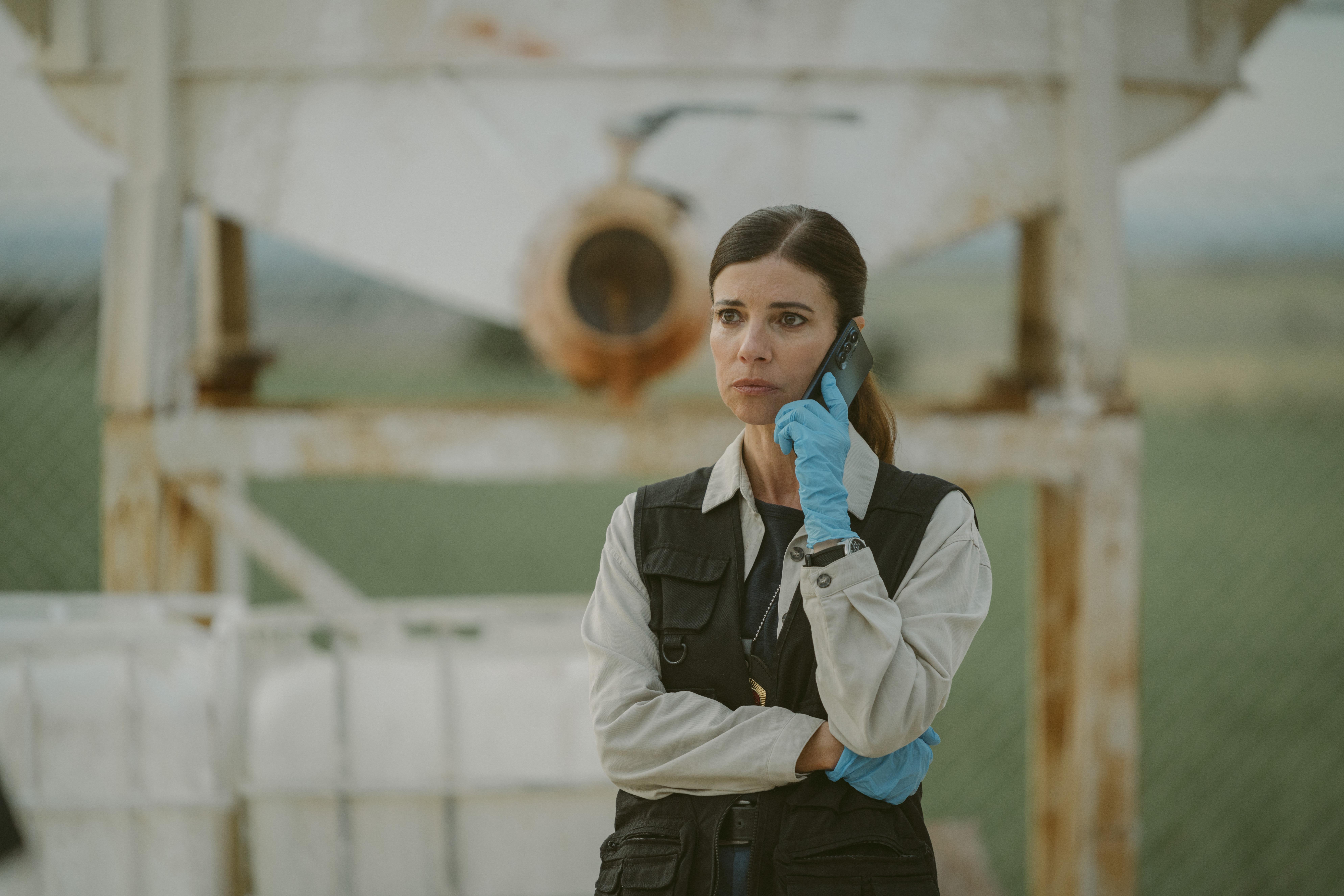 Lucía Gutiérrez (Maribel Verdú) begynner å nøste i et mystisk selvmord. Hun får både forsvinninger og drap i fanget. 