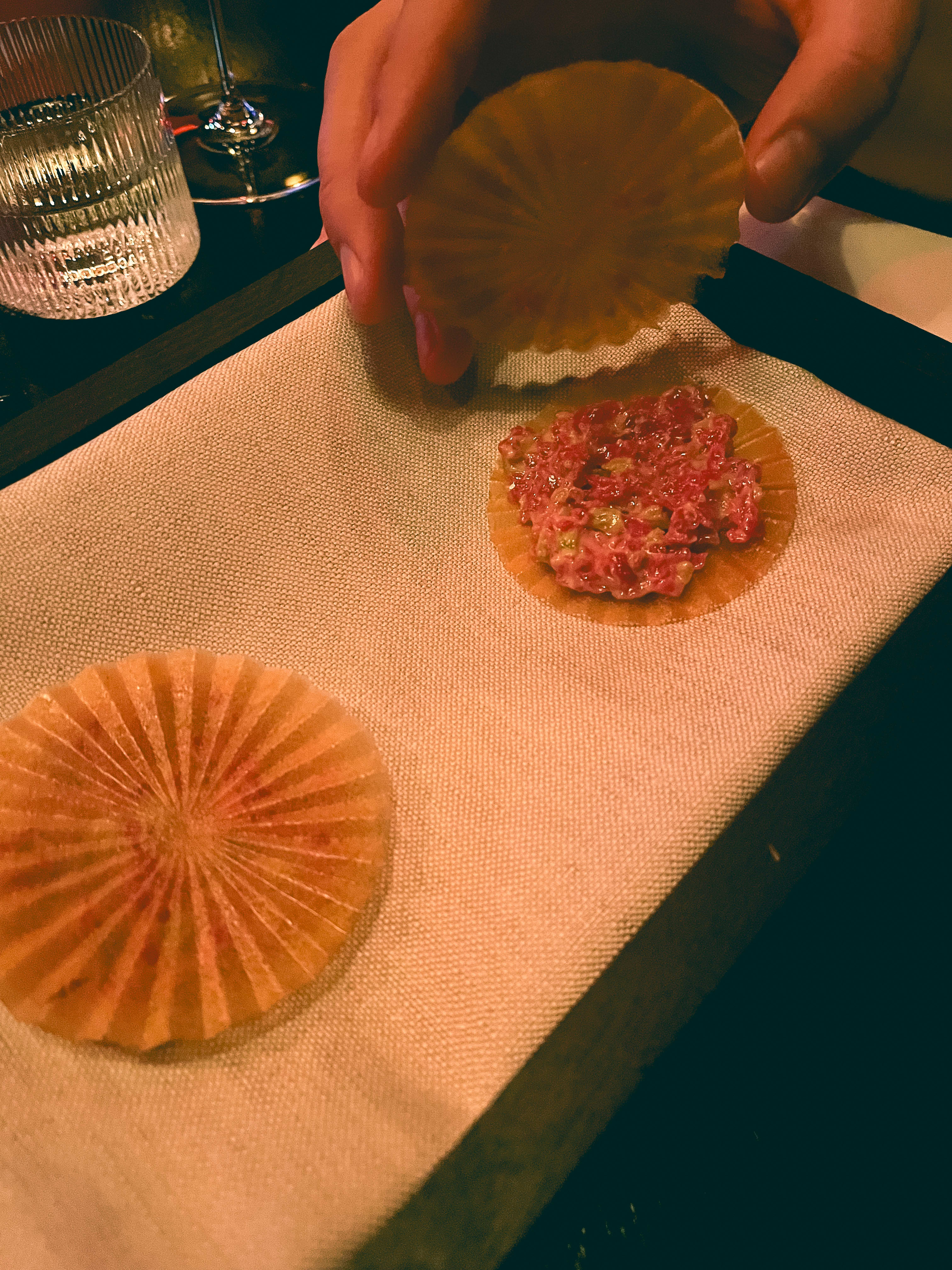 Bar Amours tartar: En liten rett med bifftartar av god kvalitet, pakket inn med tørket sellerirot som en slags kjeks. Sellerien setter seg i tennene og kunne fint vært byttet ut, men smakene er gode.