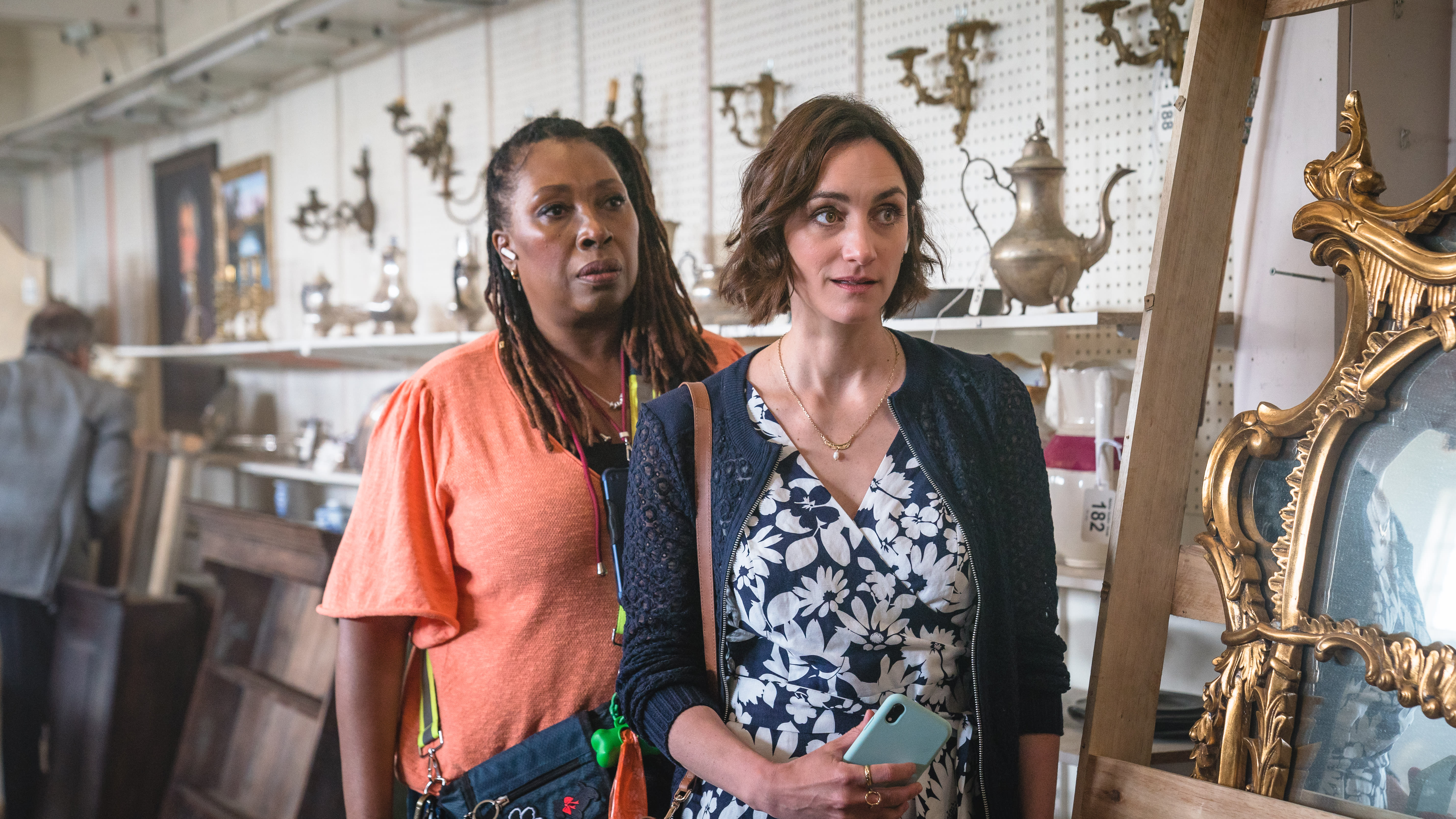 Suzie (Jo Martin) og Becks (Cara Horgan) viser seg å være ganske gode til å spionere. 