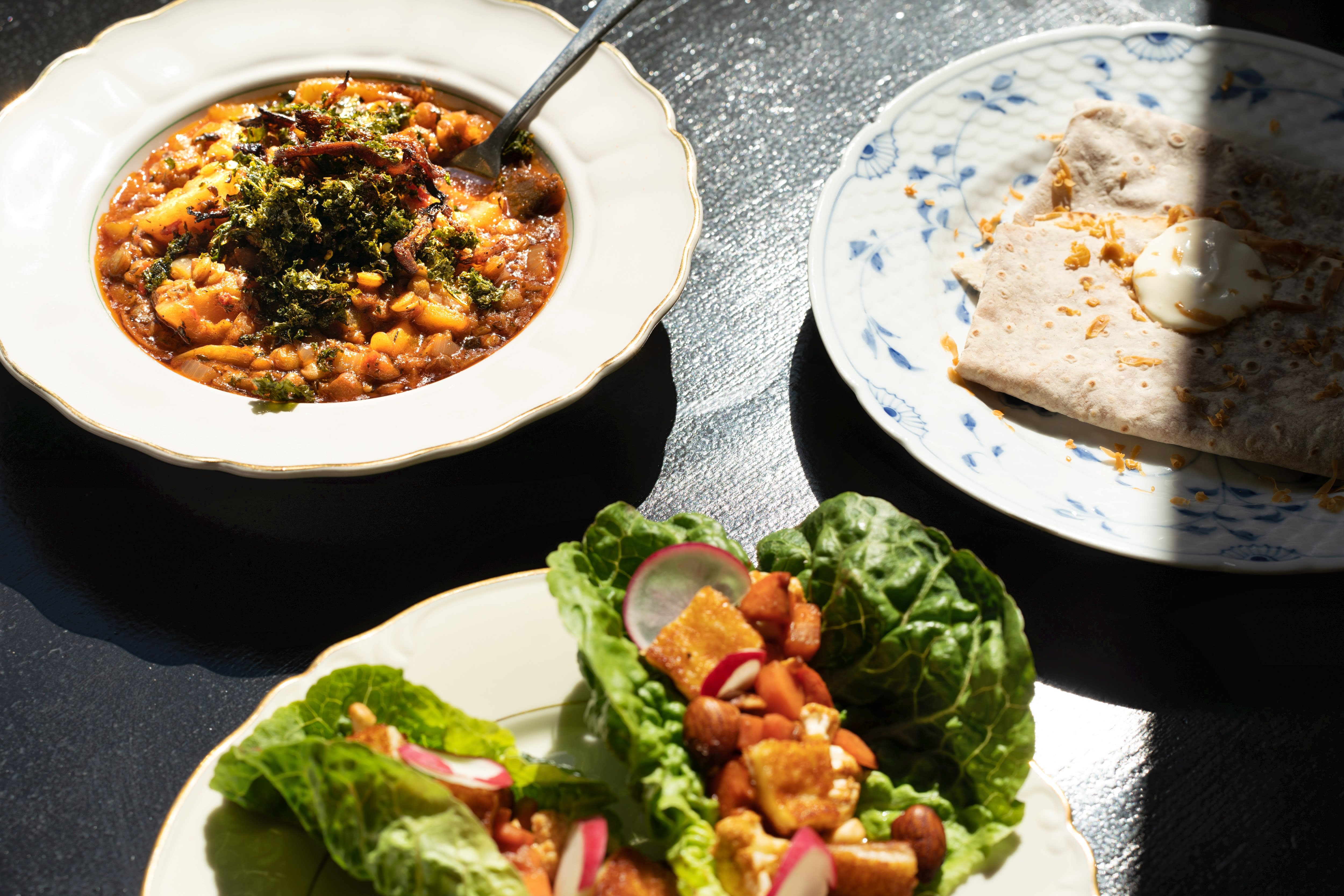 En treretter fra Spor av nord: Hjertesalat-taco, linsegryte og Møsbrøm-lefse. 