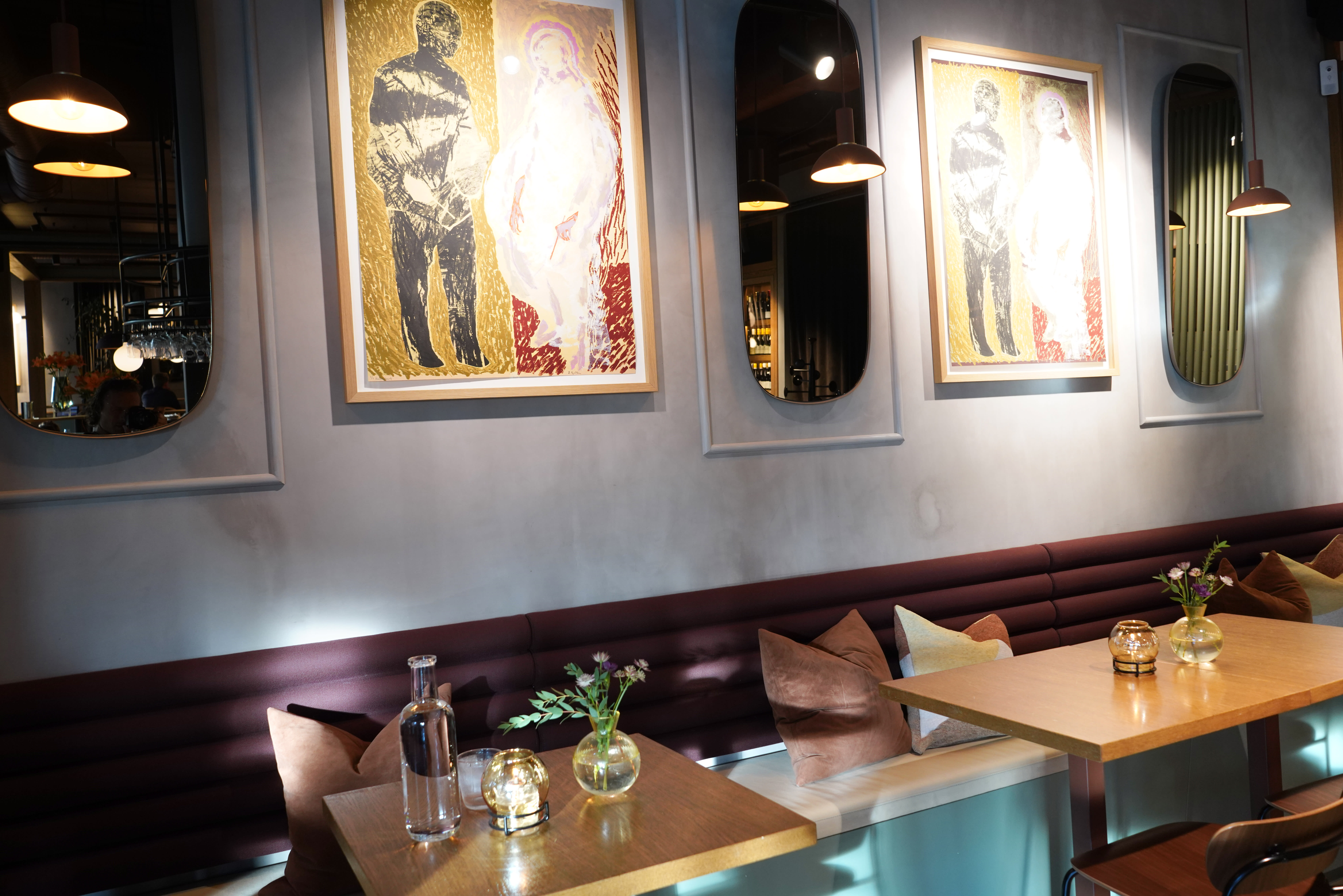 Veggene hos Rivoli er utsmykket med Sverre Bjertnes-malerier. 