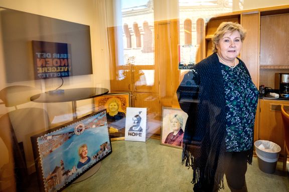 Erna Solberg fikk seks portretter i gave. Fem av dem viser seg å være verdiløse.