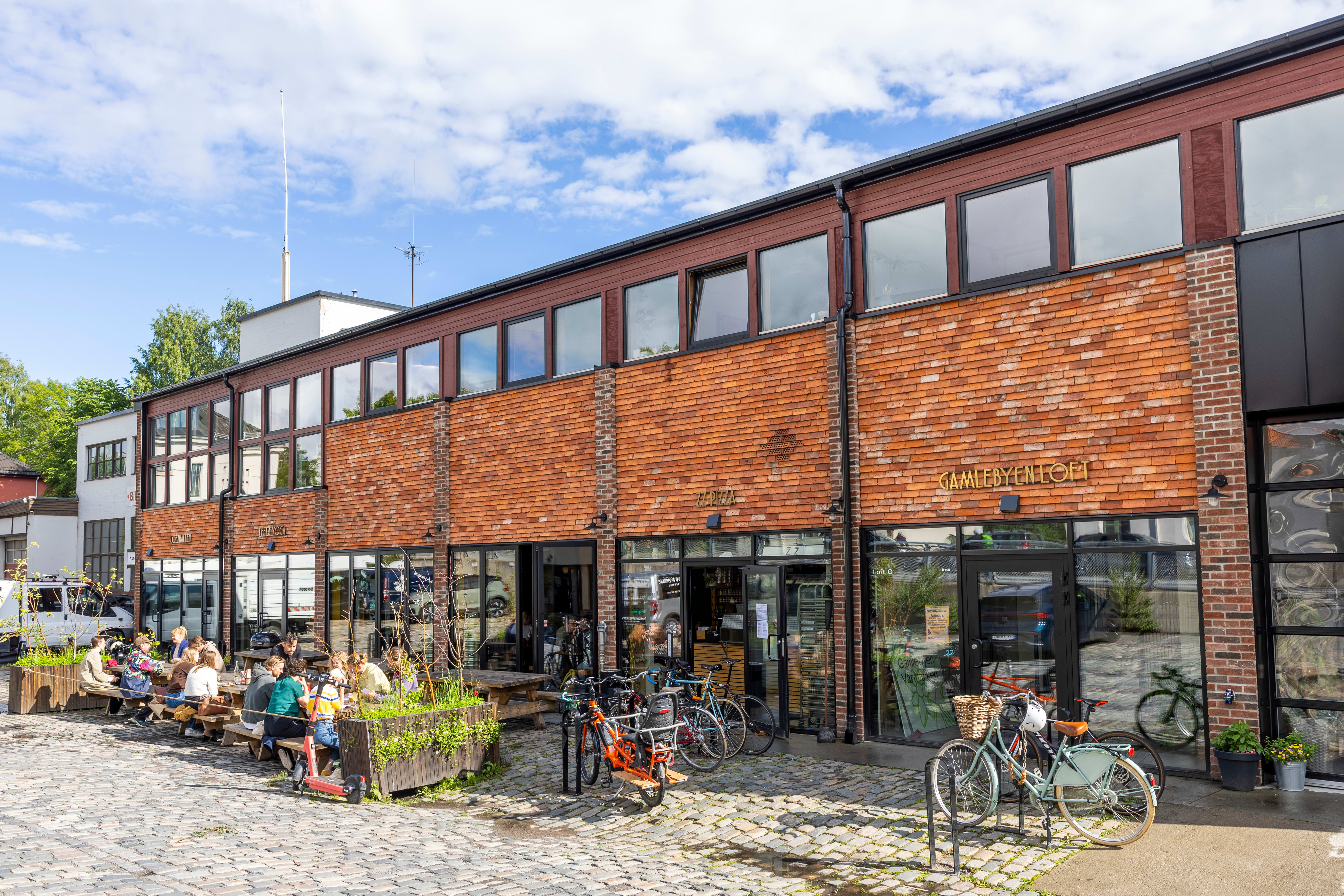 Solfylt uteservering.