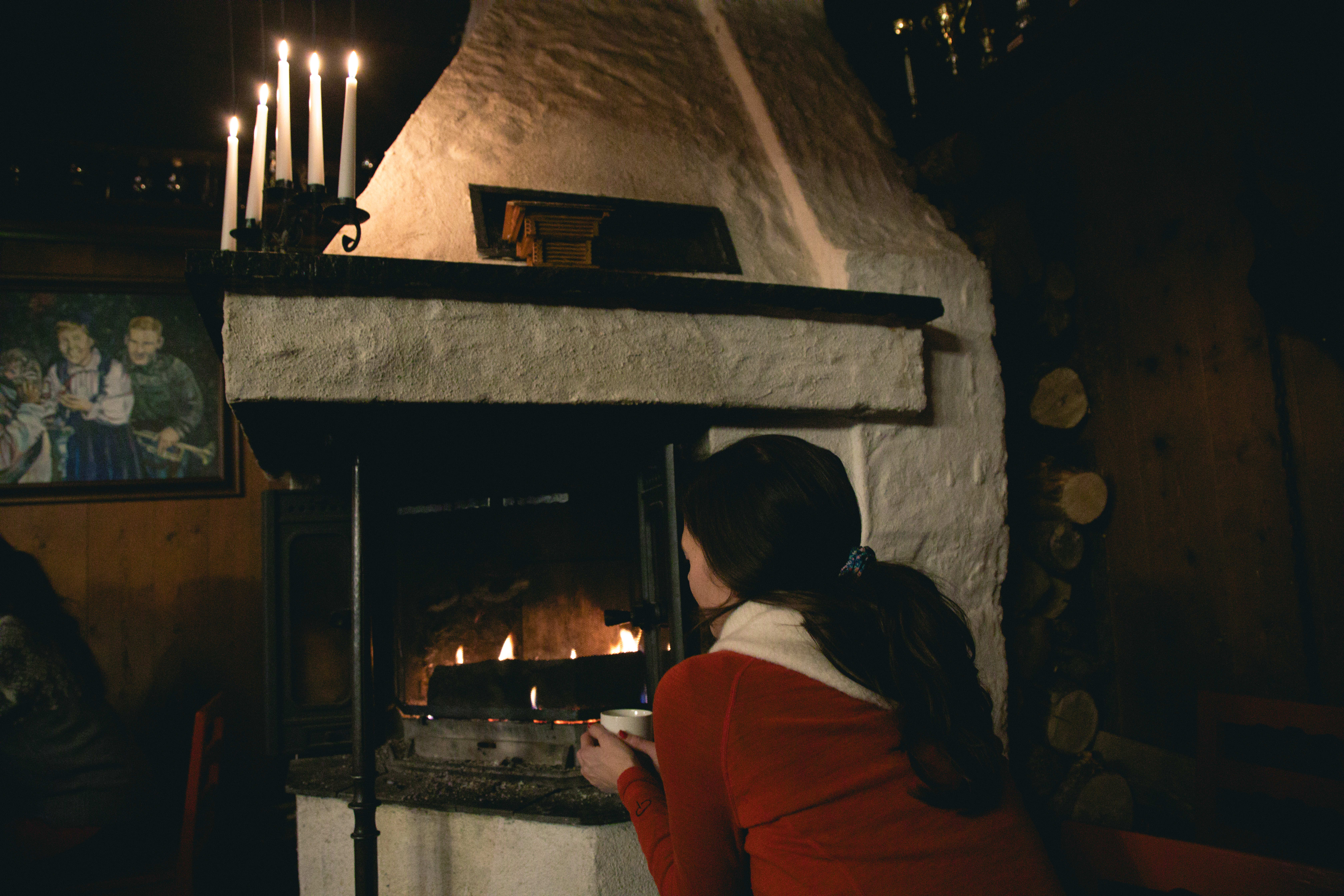 De beste plassene er de foran peisen. 