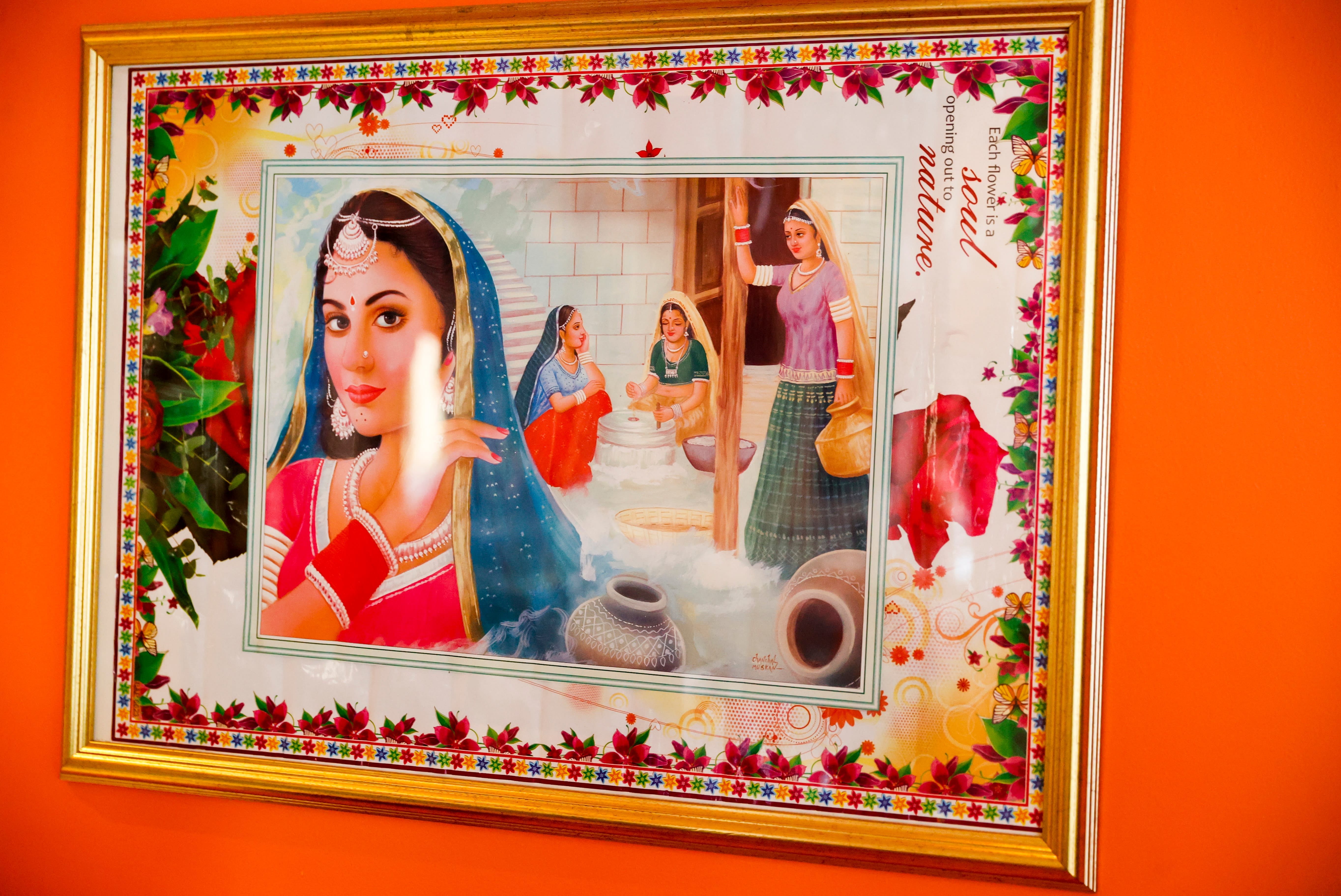 Indisk krydder også på veggene til Diamond Indian Cuisine.