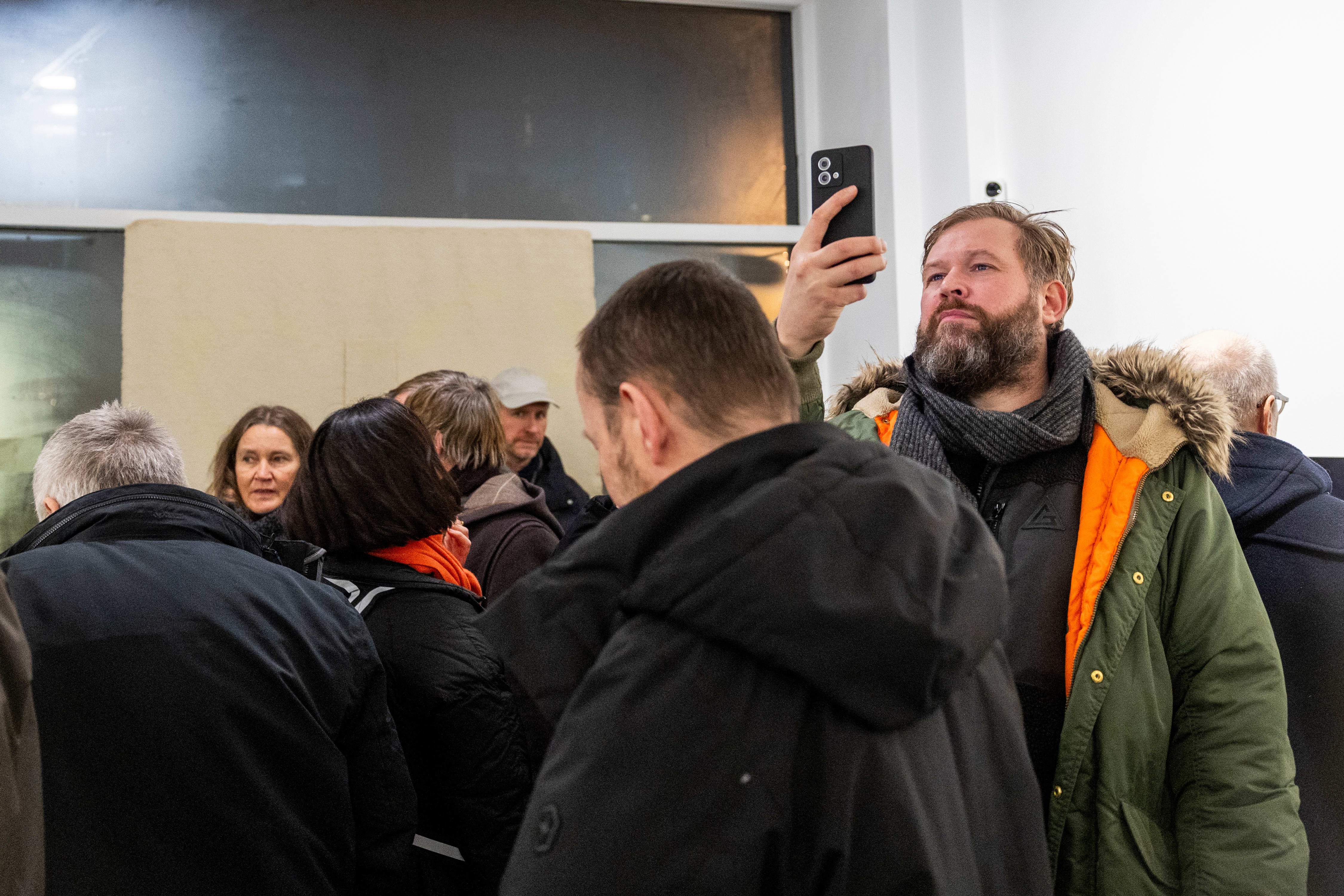 Kunstner Jan Christensen er fast inventar på galleriåpninger i Oslo. 