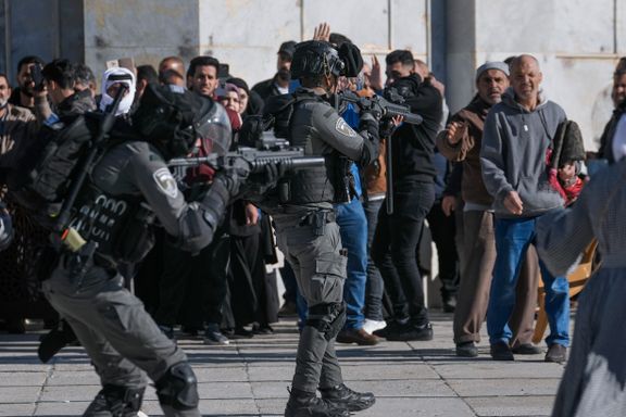 Tusenvis var samlet til bønn da politiet gikk inn i moskeen. En krigserklæring, mener palestinerne. 