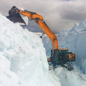 Enorme snømengder i fjellstrøkene i Sør-Norge – opp mot 10 meter høye brøytekanter