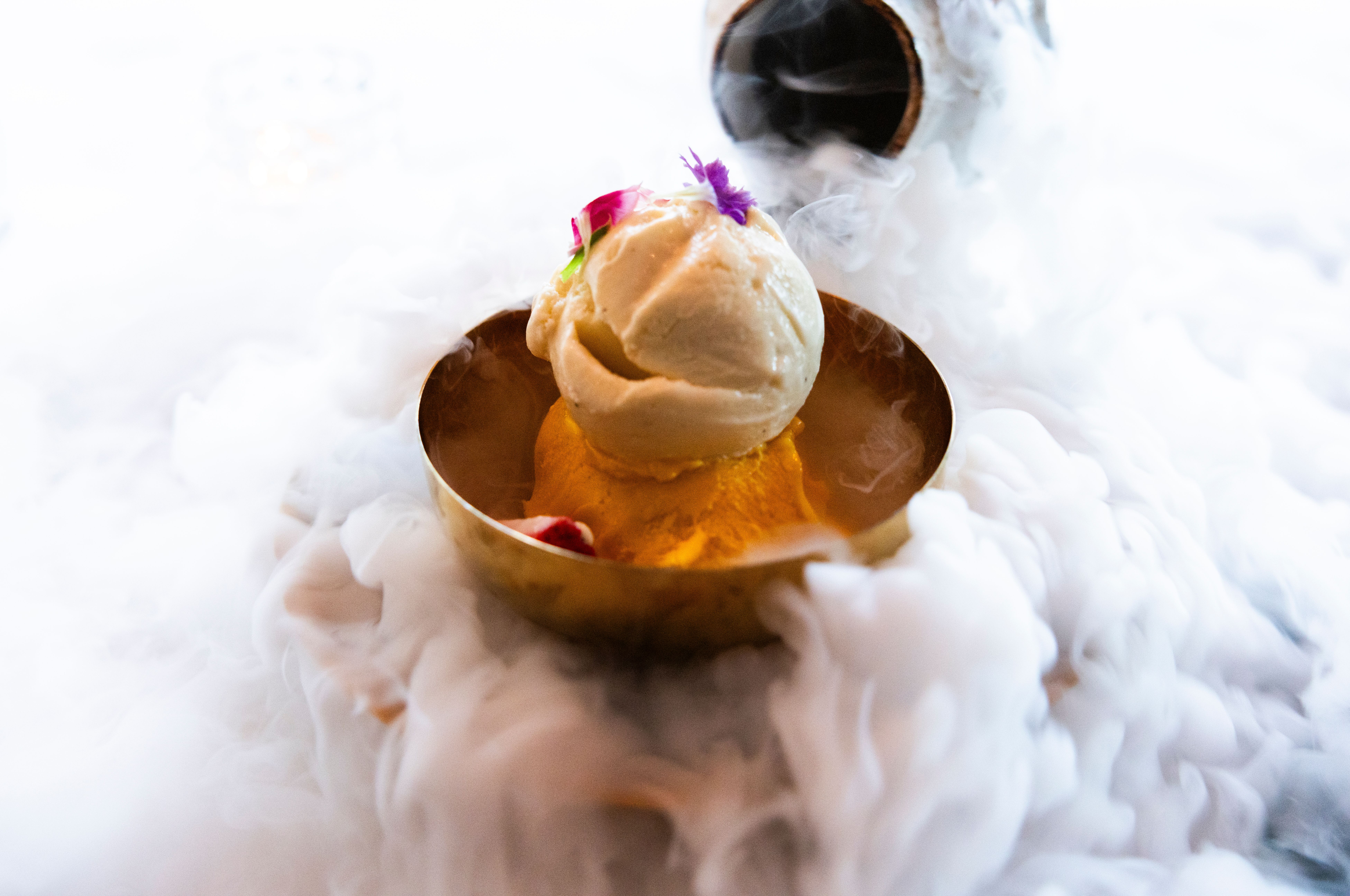 De kan lage show på New Delhi. Her er en dessert omgitt av tørris-røyk.