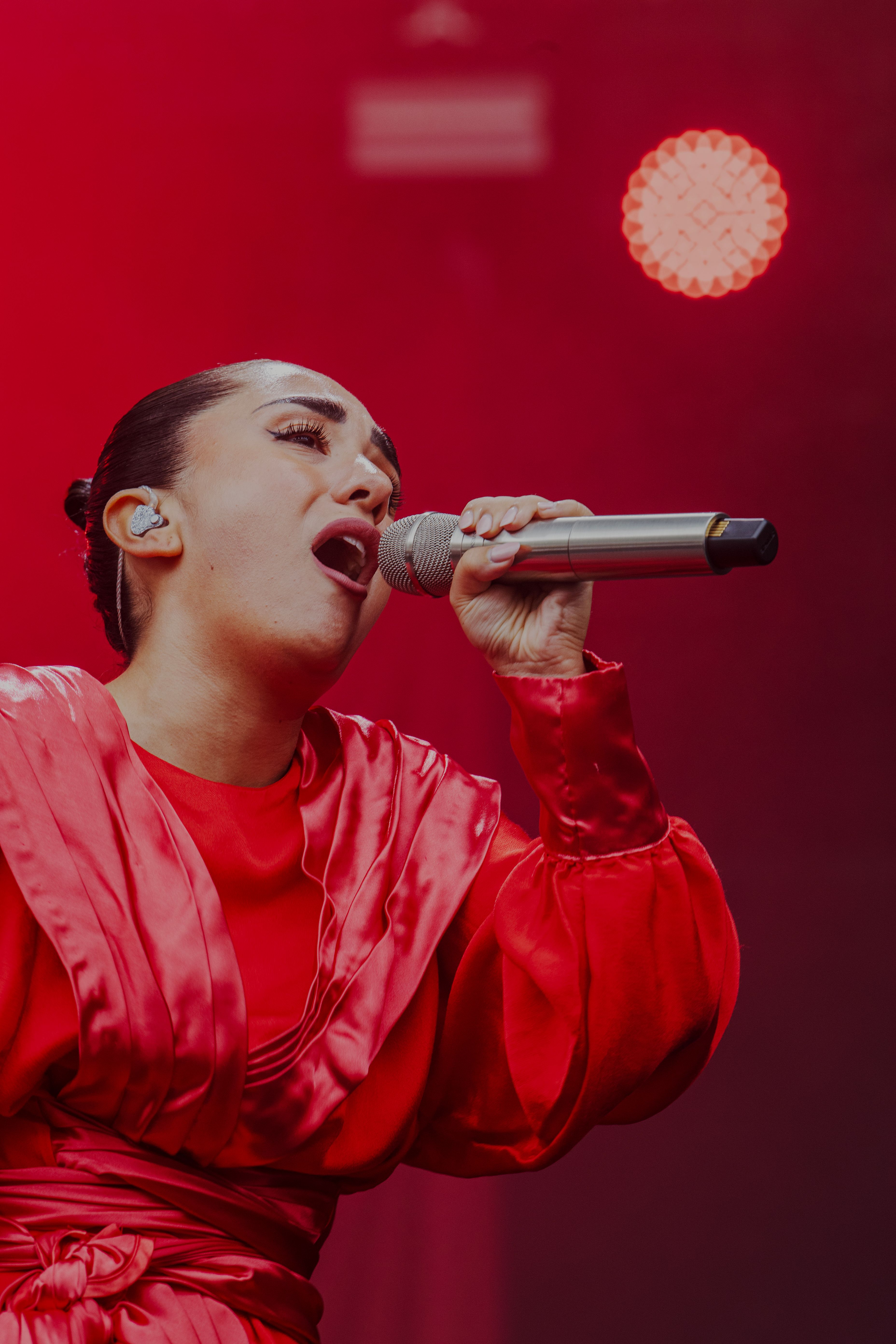 Delara synger både høyt og inderlig under konserten.