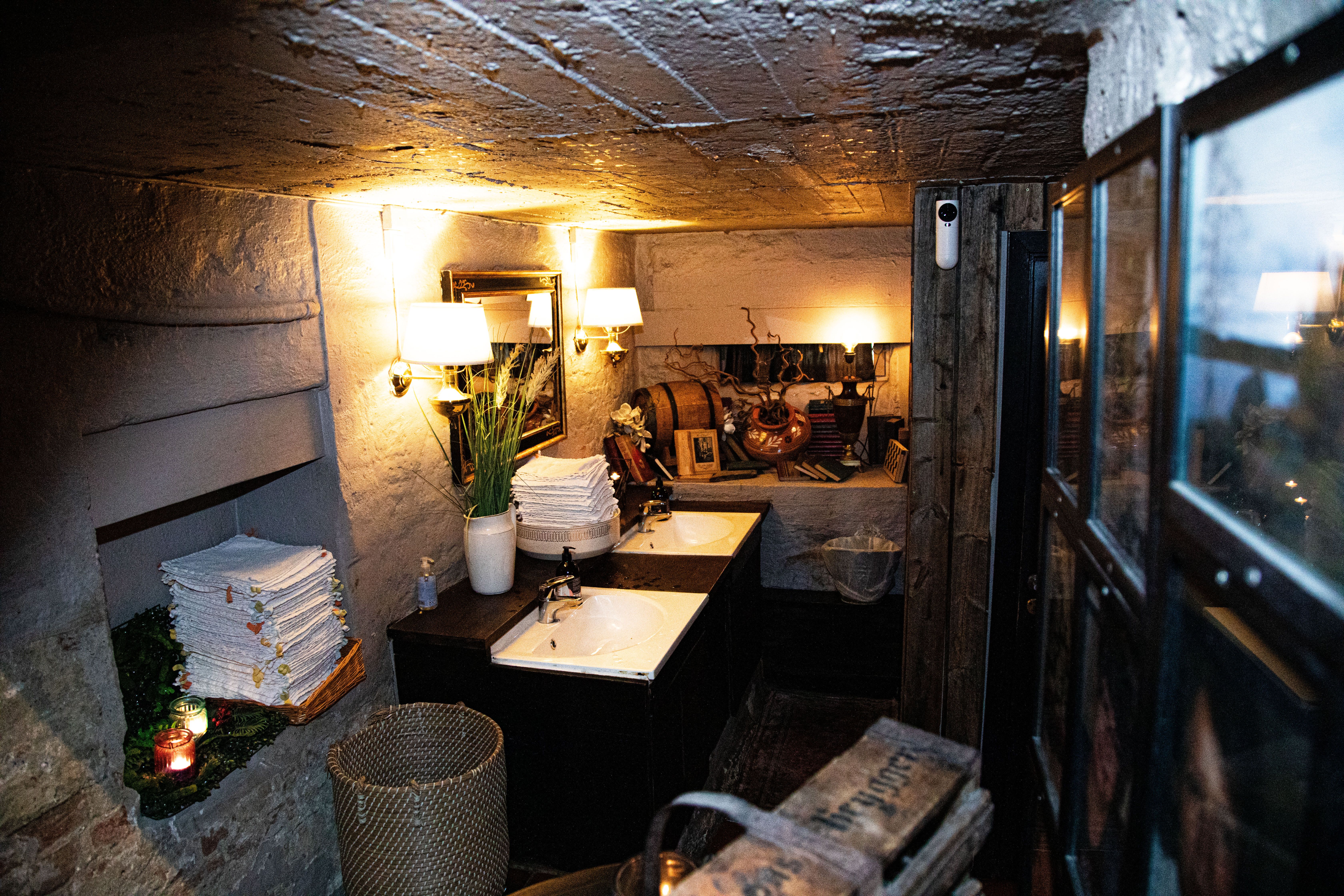 Puben med kallenavnet «Flua» byr på toaletter som føles som en krysning mellom hyttetur og spa. En uventet, men tilfredsstillende kombo.