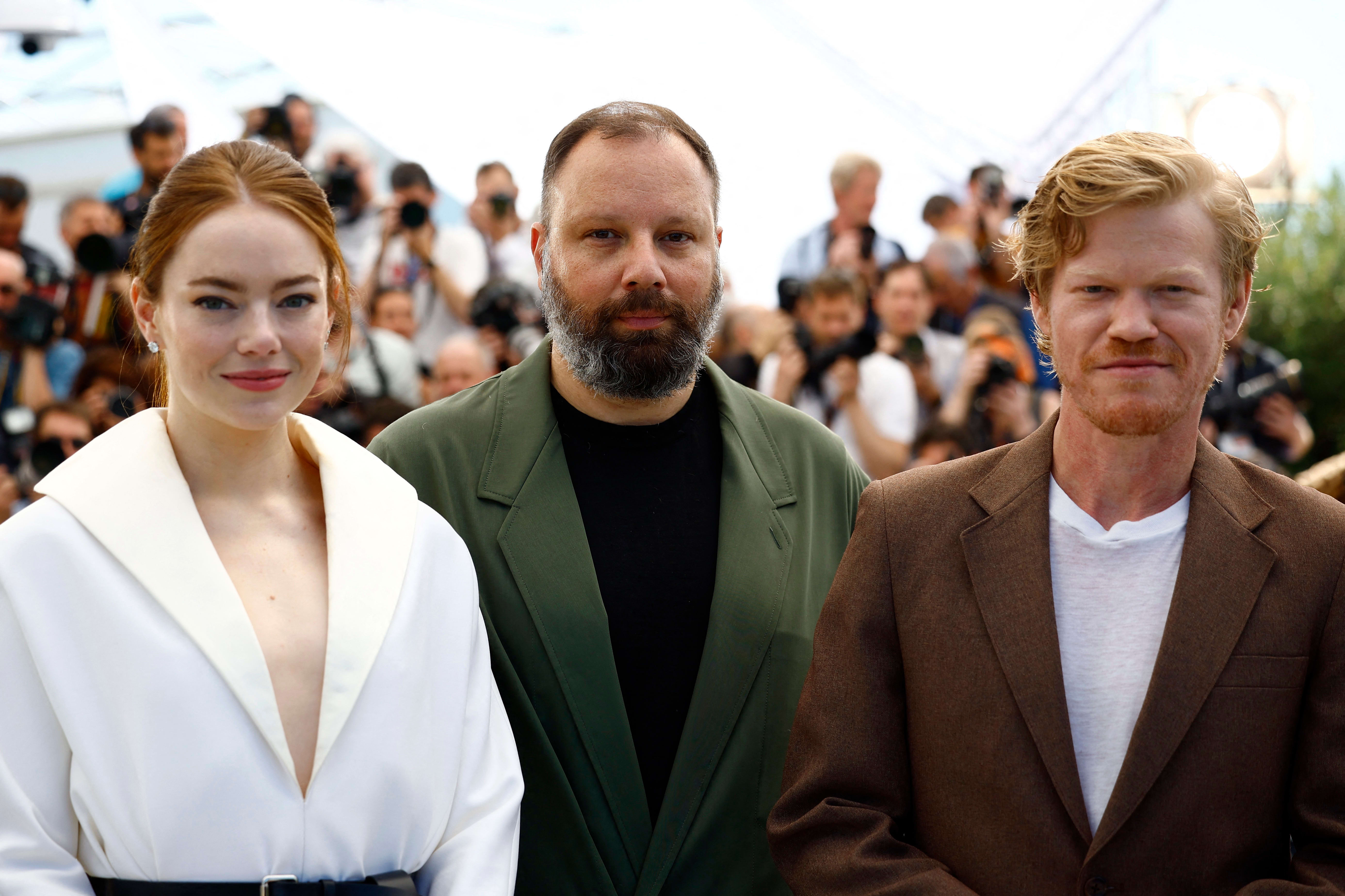 Regissør Yorgos Lanthimos i Cannes med skuespillerne Emma Stone og Jesse Plemons i forbindelsen med verdenspremieren på «Kinds of Kindness». 