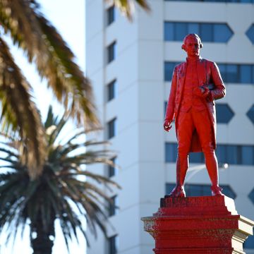 Statuen av ham vandaliseres. Australias nasjonaldag er for mange en vond påminnelse. 