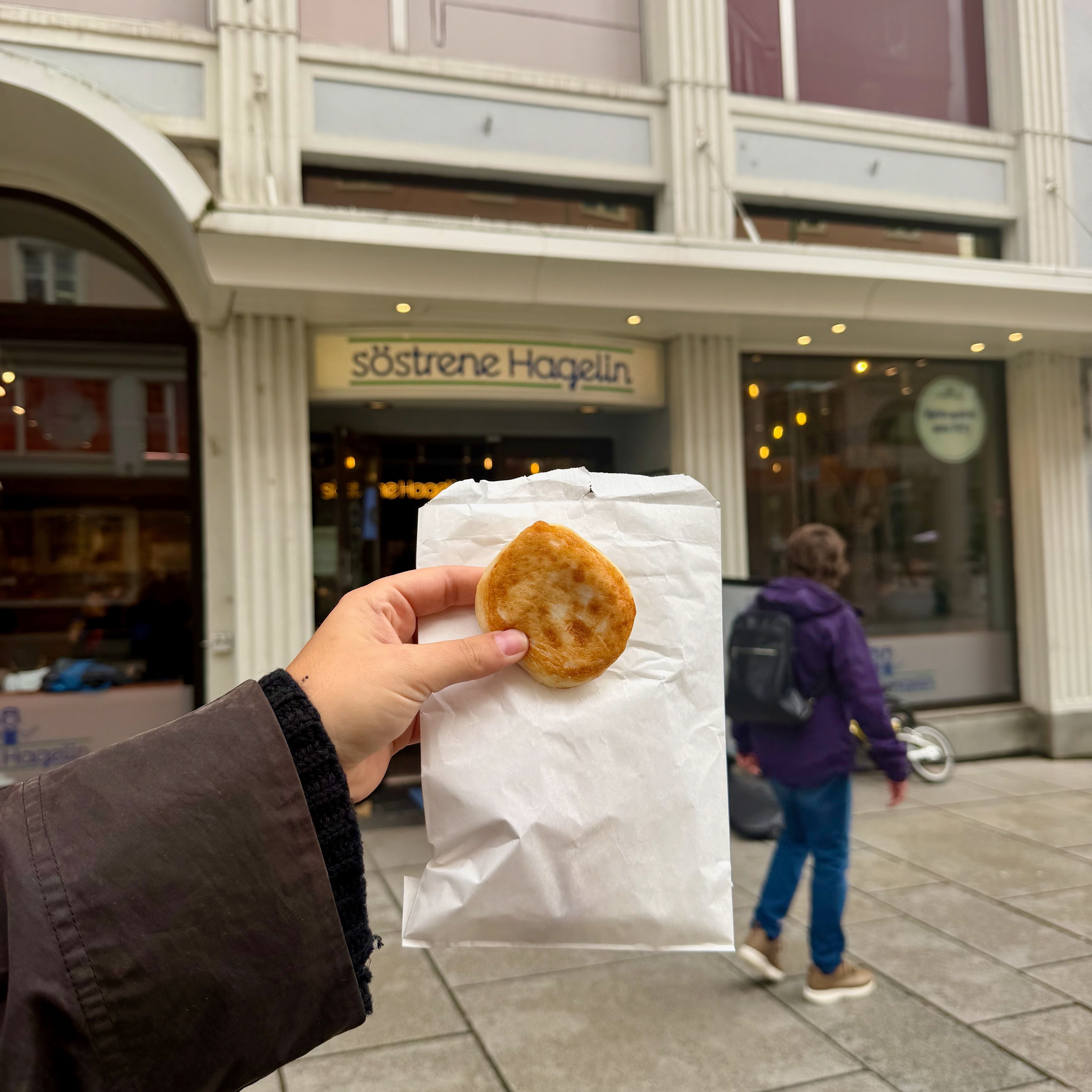 Fiskekake fra Søstrene Hagelin til 22 kroner stykket.