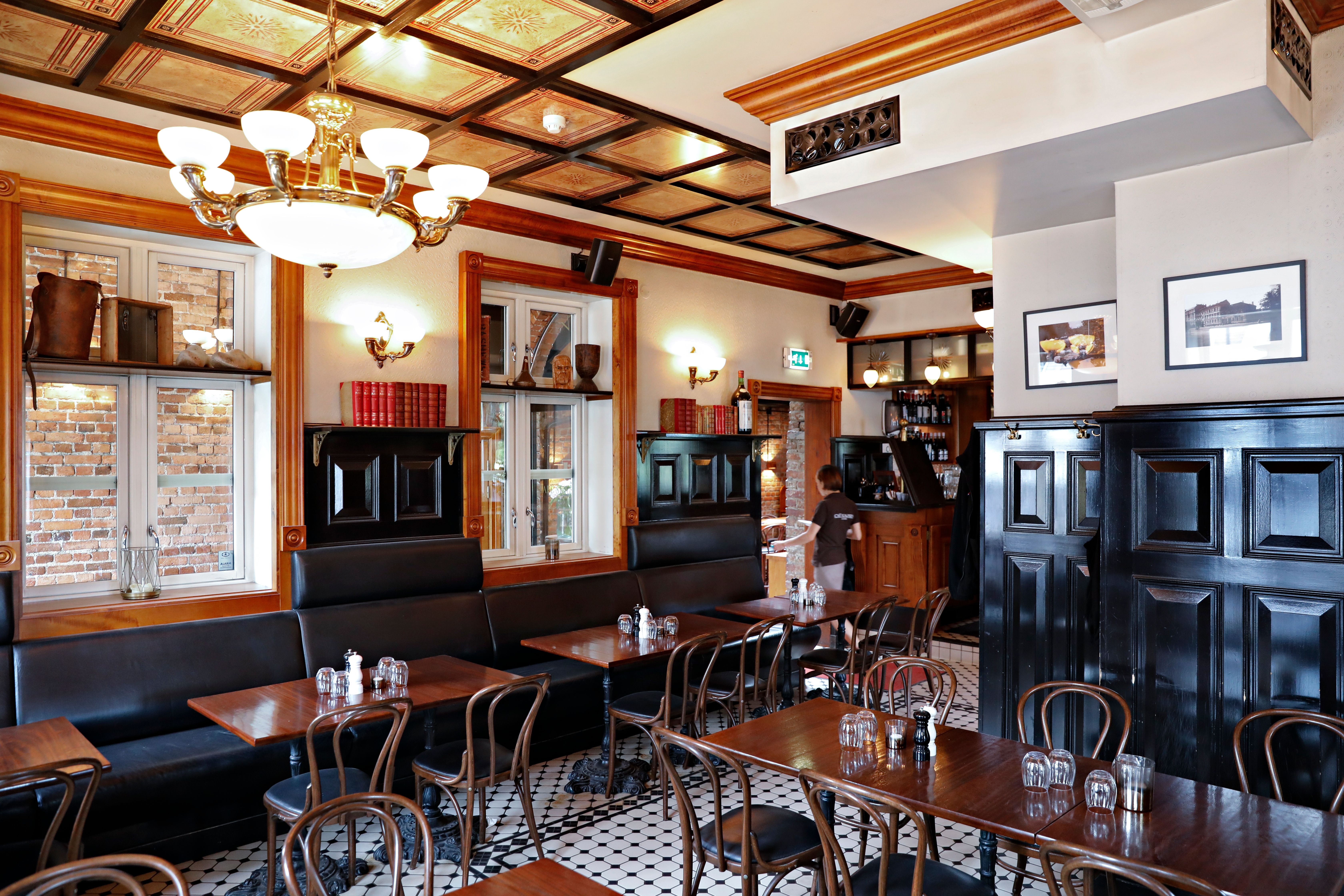 Uformelt og brunt restaurantlokale. 