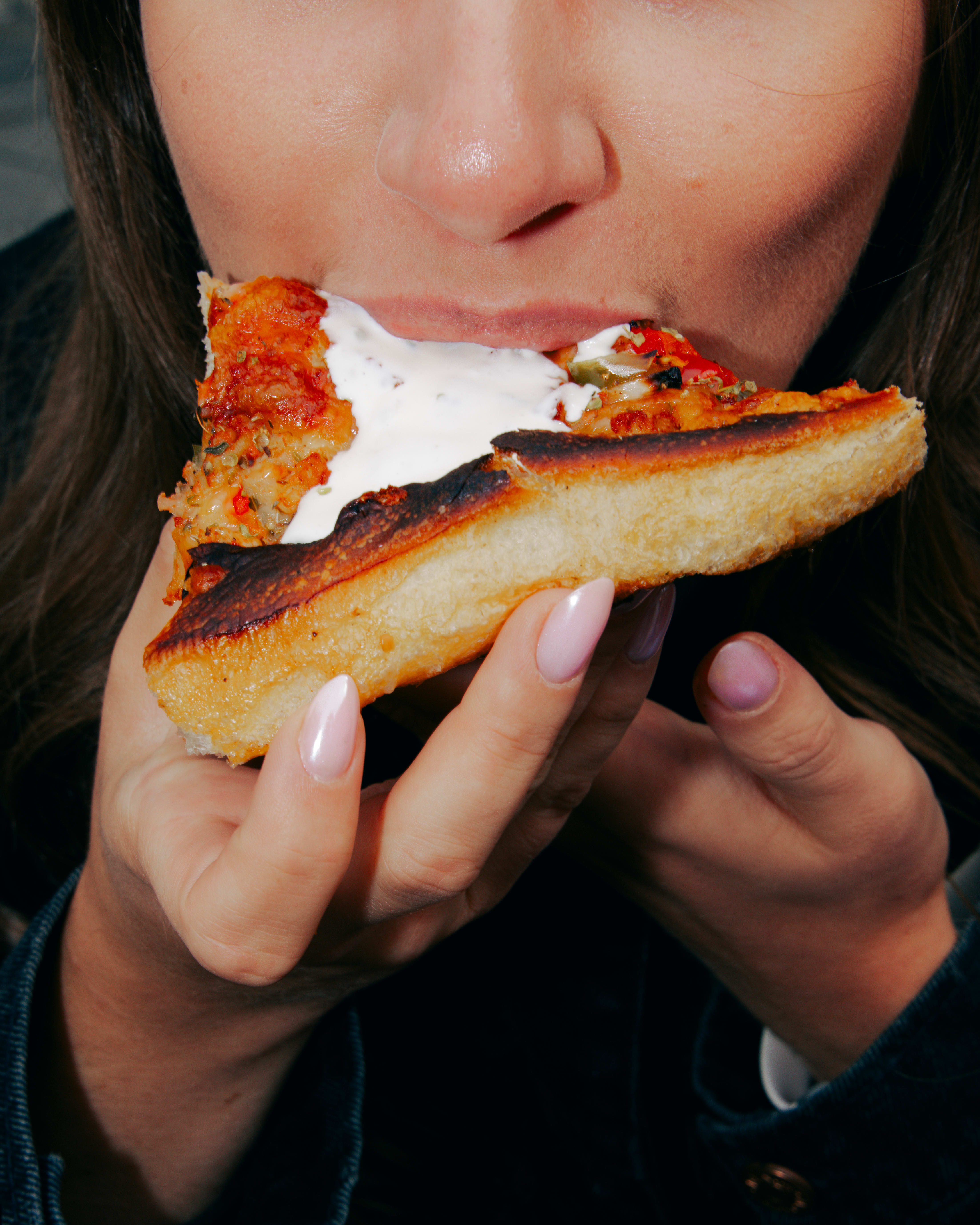 Smeltet ost og rømmedressing er fett og krydret. 