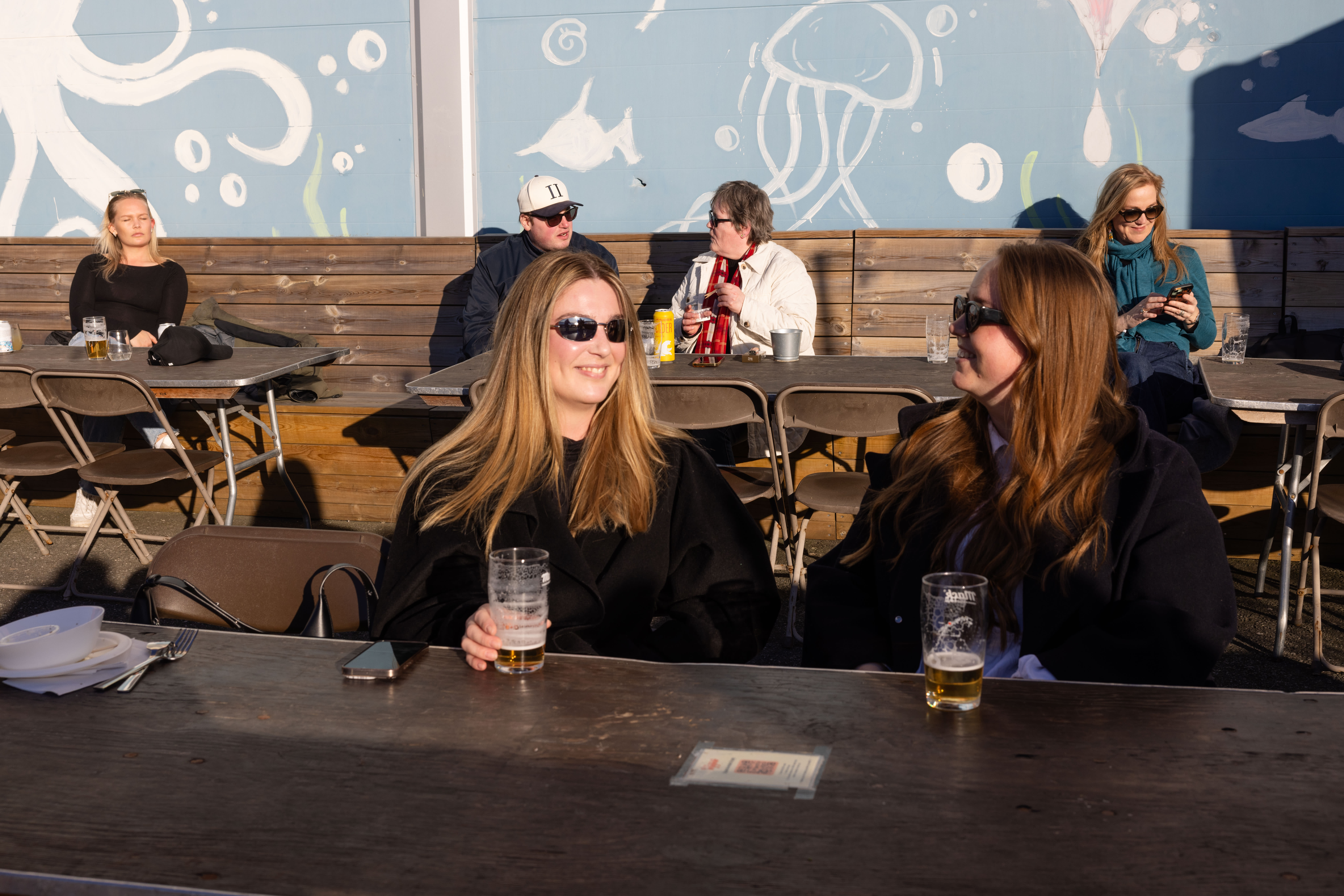 Anette Skarbø og Marthe Westlie fikk sin daglige dose vitamin D på Vippa.