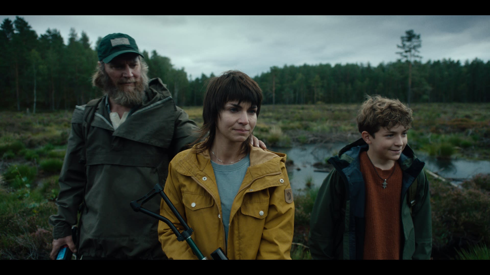 Marius (Magnus Krepper), Emma (Ida Elise Broch) og Leo (Viljar Knutsen Bjaadal) drar ut for å merke et nytt ulvekull. Scenen er aldeles nydelig, men kanskje ikke ulvemotstandere blir like glad for den.