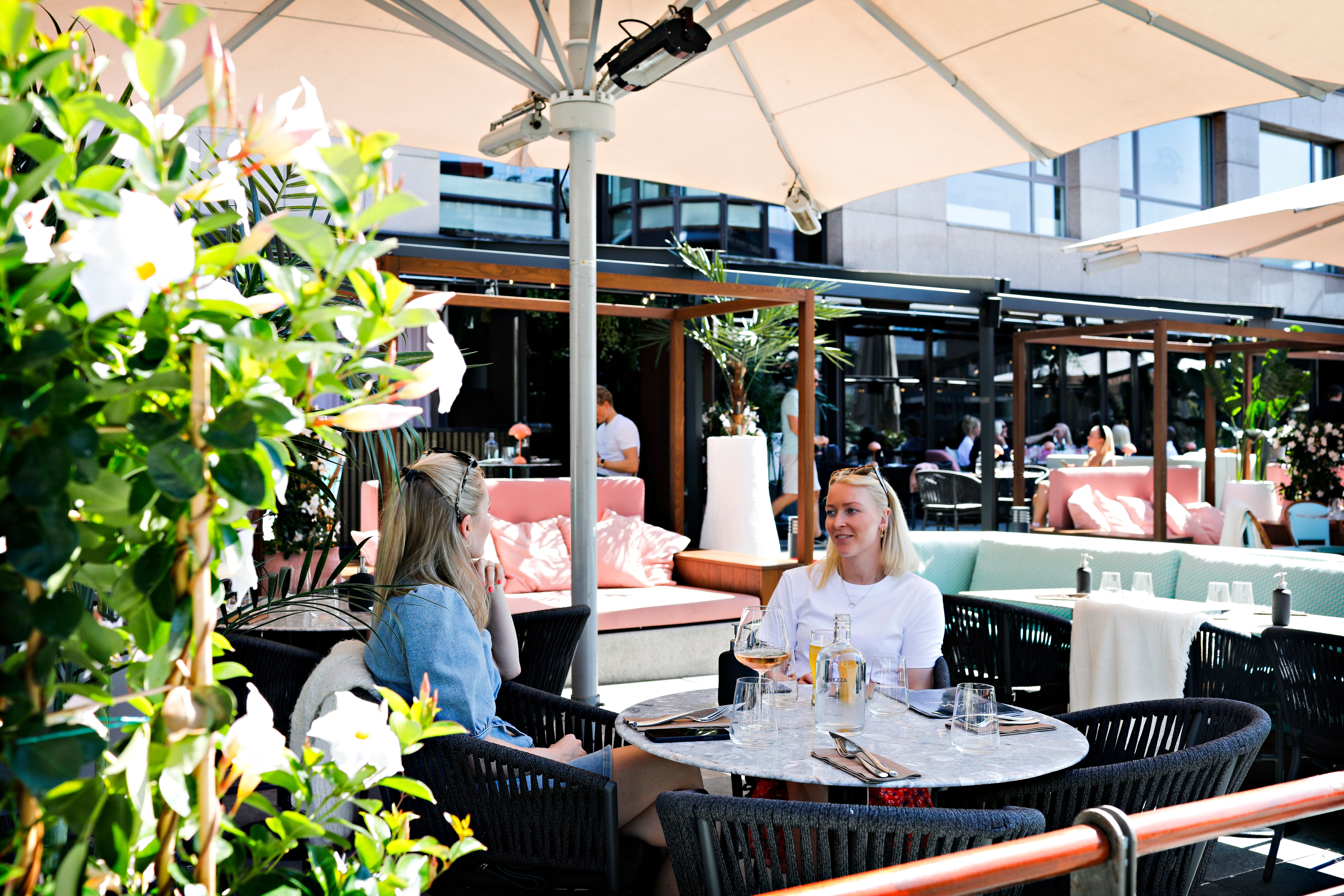 Solrikt og fargerikt hos nye Marlow på Aker brygge.