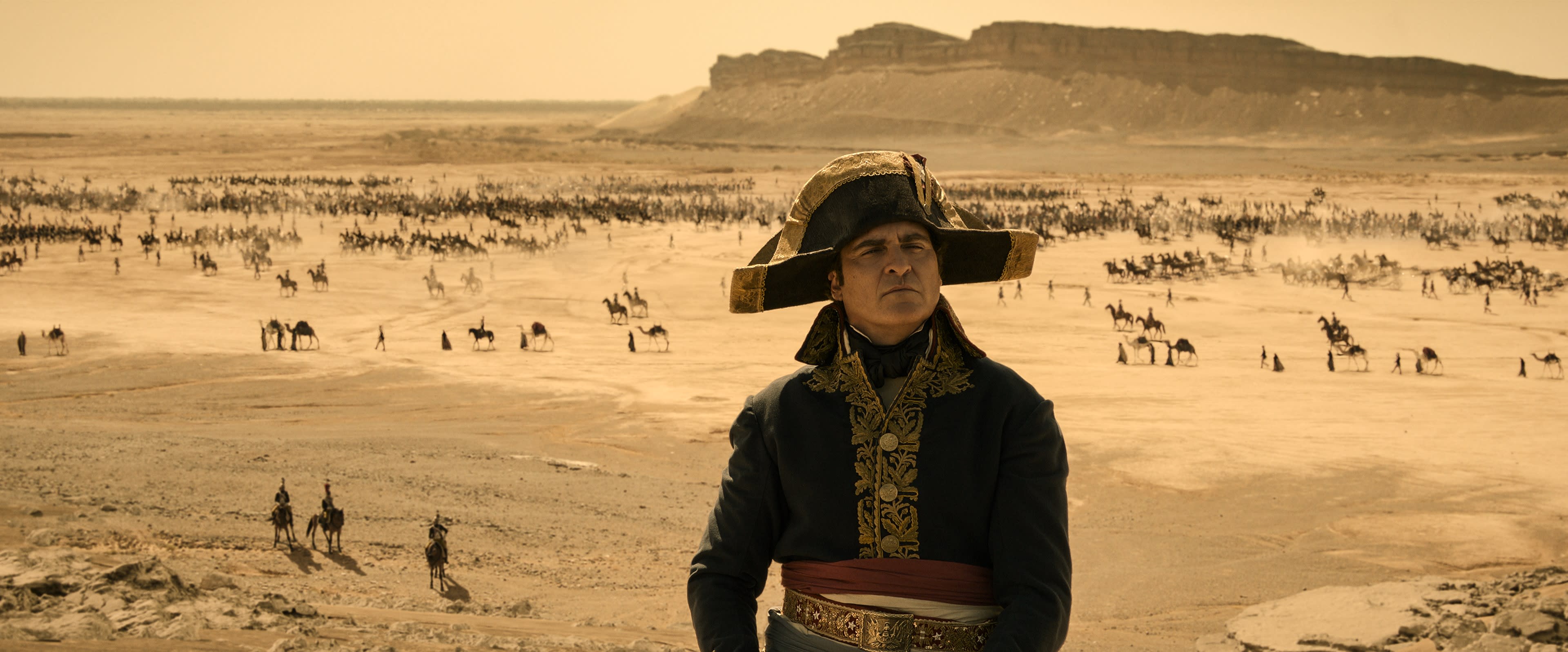 Joaquin Phoenix i hovedrollen rekker aldri å gi oss noe psykologisk troverdig portrett. Napoleon forblir en gåte, mener anmelderen.