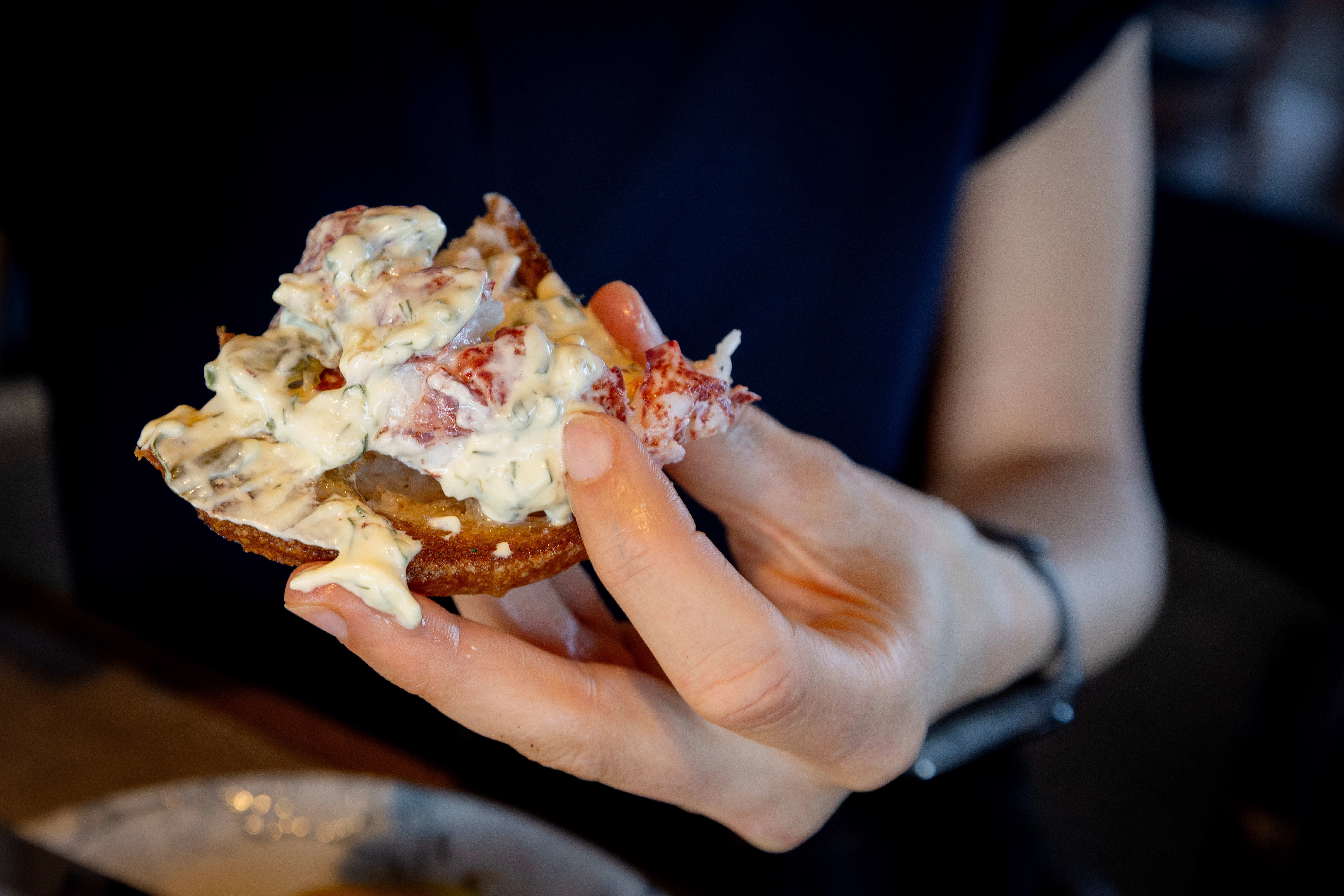 Brødskive med skalldyr og fingre i remulade. 