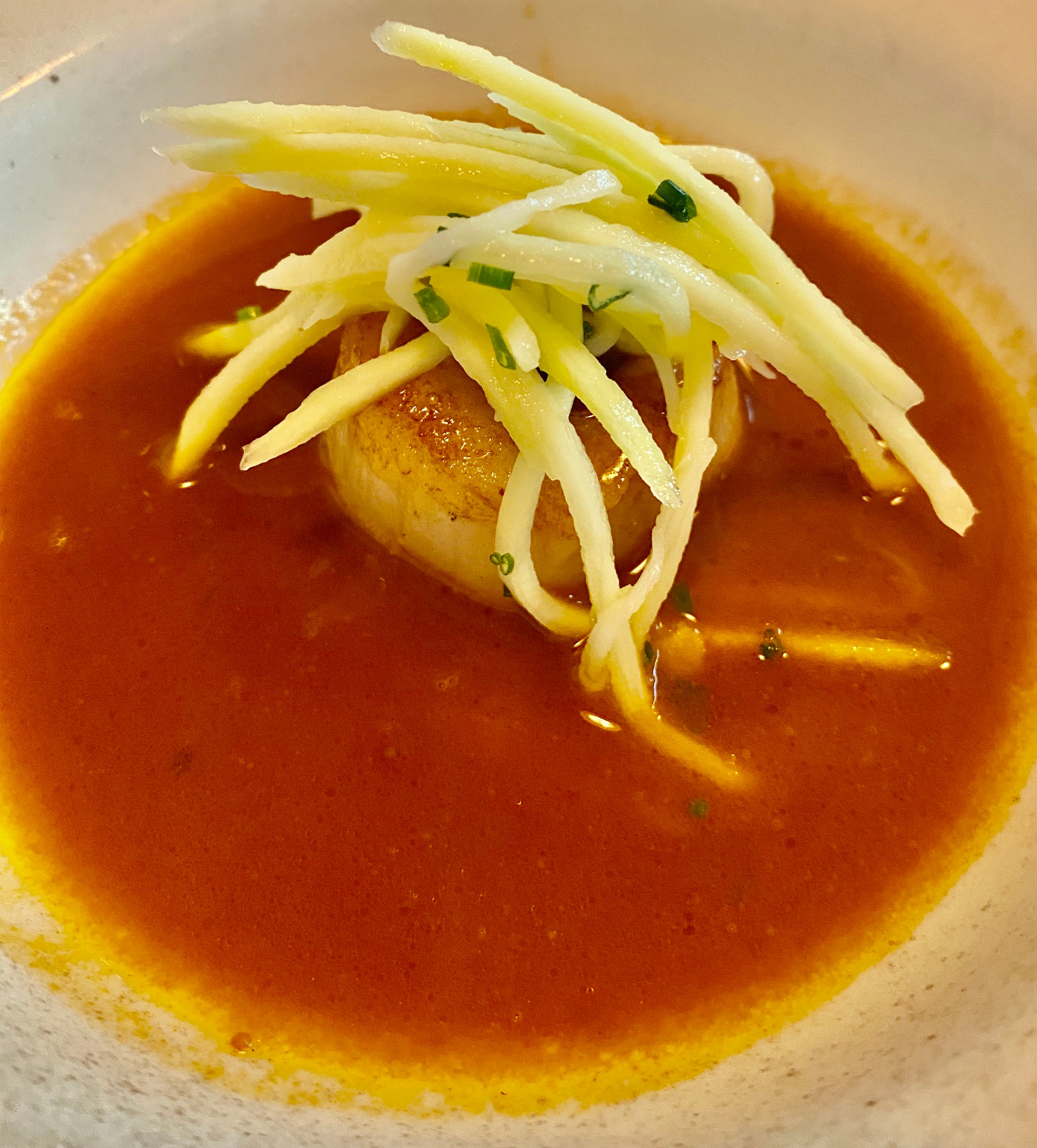 Kamskjell med hummerbisque. 