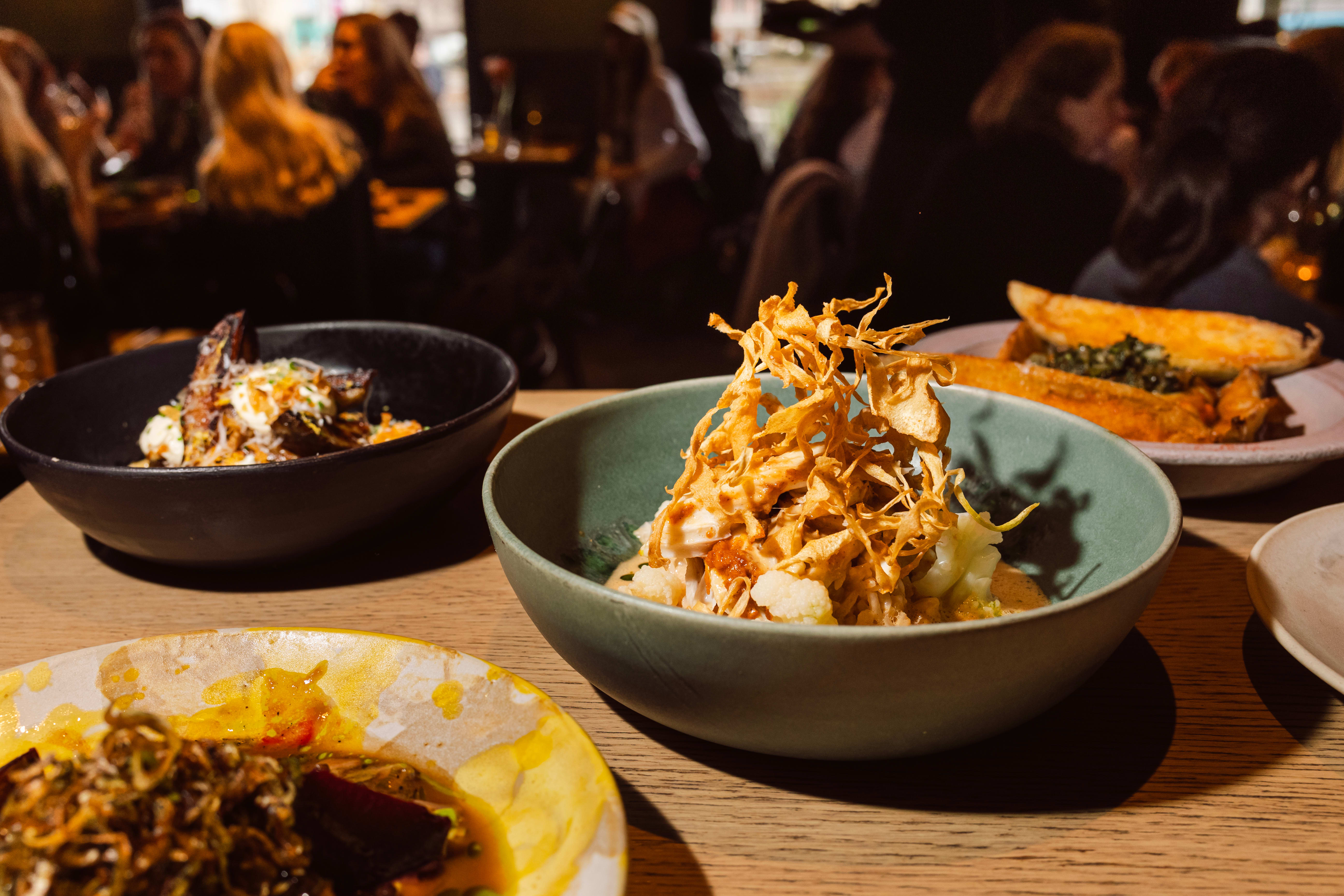 Jordskokk, malaysisk skate, fritert aubergine og reinsdyr.