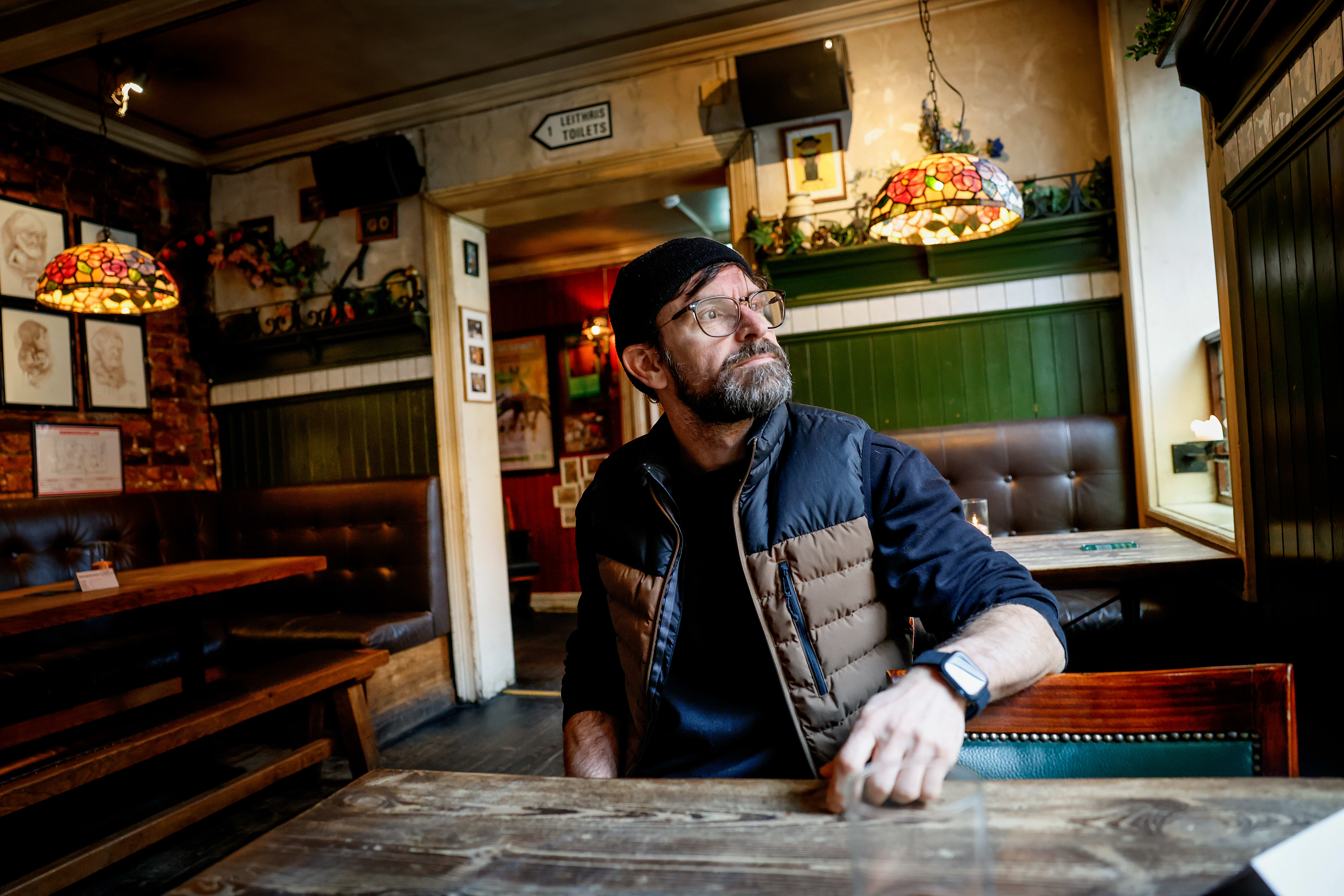 Nicolacopoulos vet hva han ser etter når han ansetter. De må ha «nøkkelingrediensen», ikke å kunne skjenke øl, men prate. 